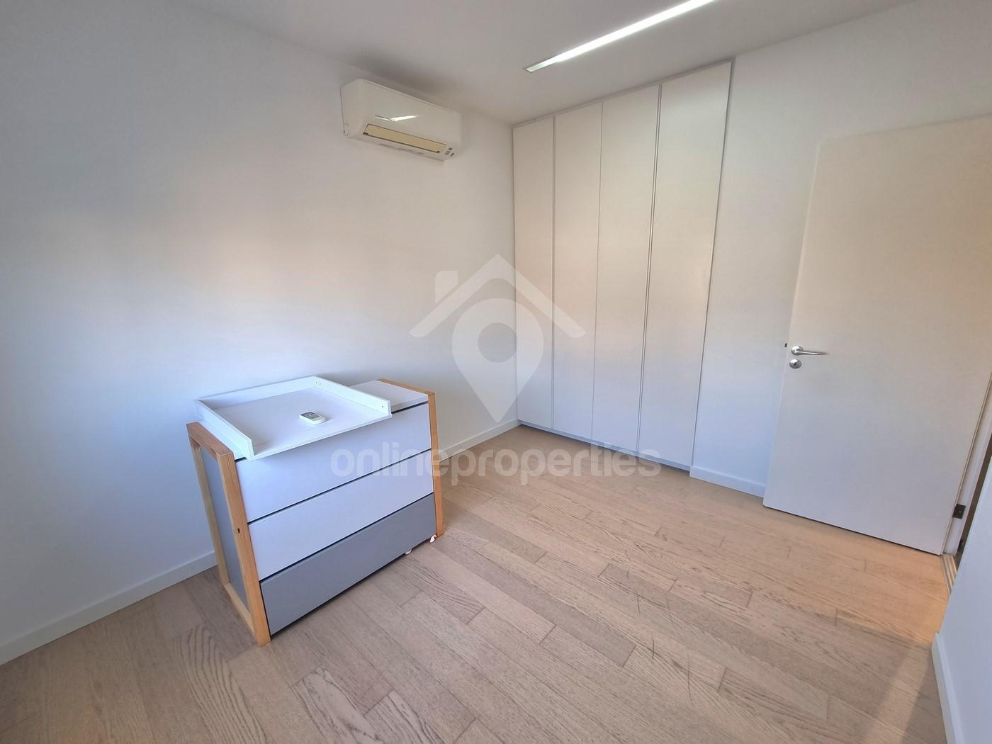 To change image, hover mouse over thumbnails below