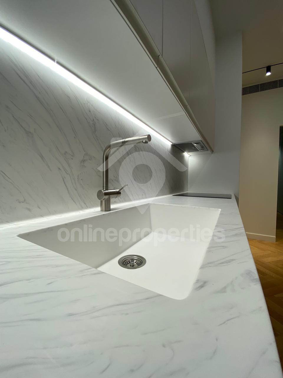 To change image, hover mouse over thumbnails below