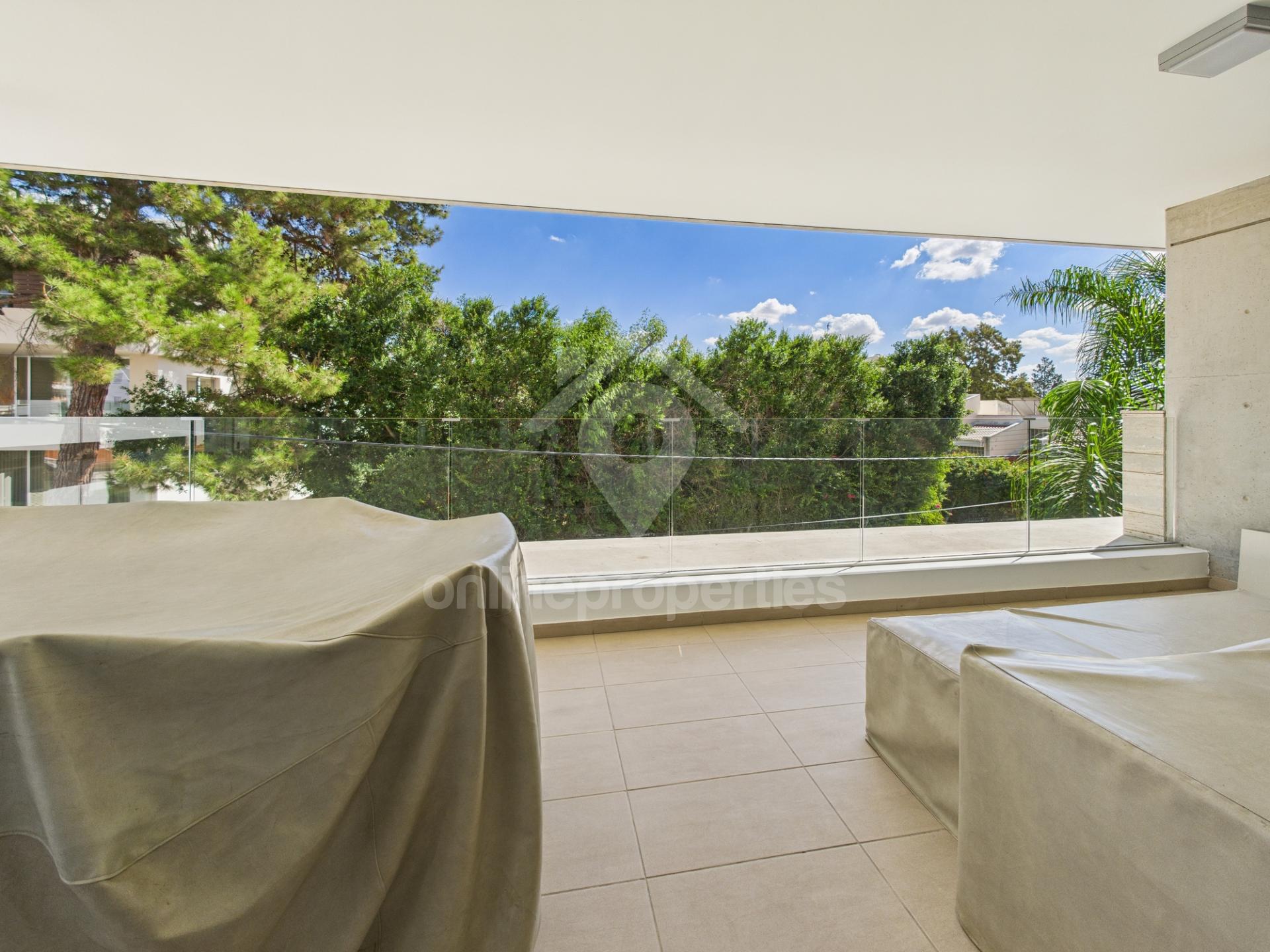 To change image, hover mouse over thumbnails below