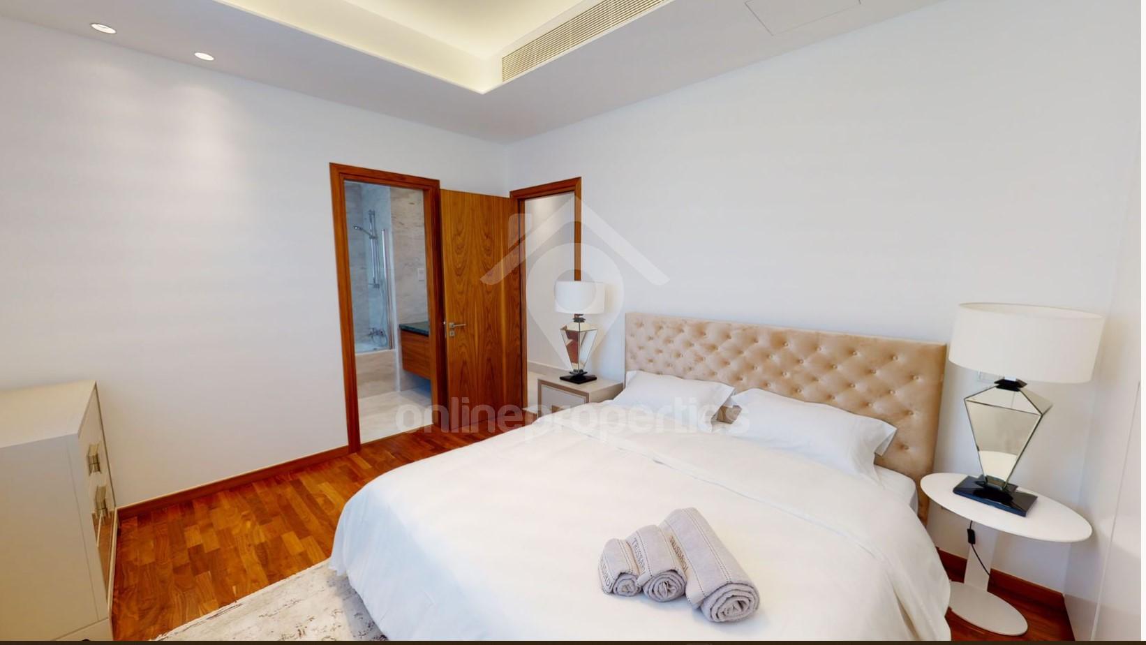 To change image, hover mouse over thumbnails below