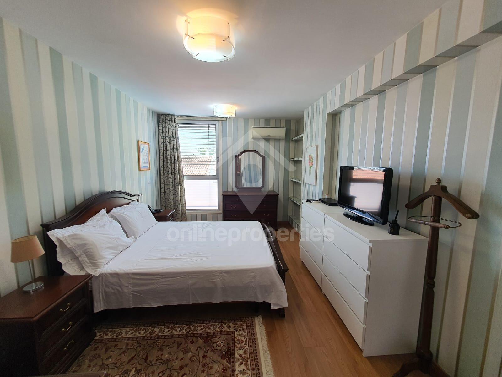 To change image, hover mouse over thumbnails below