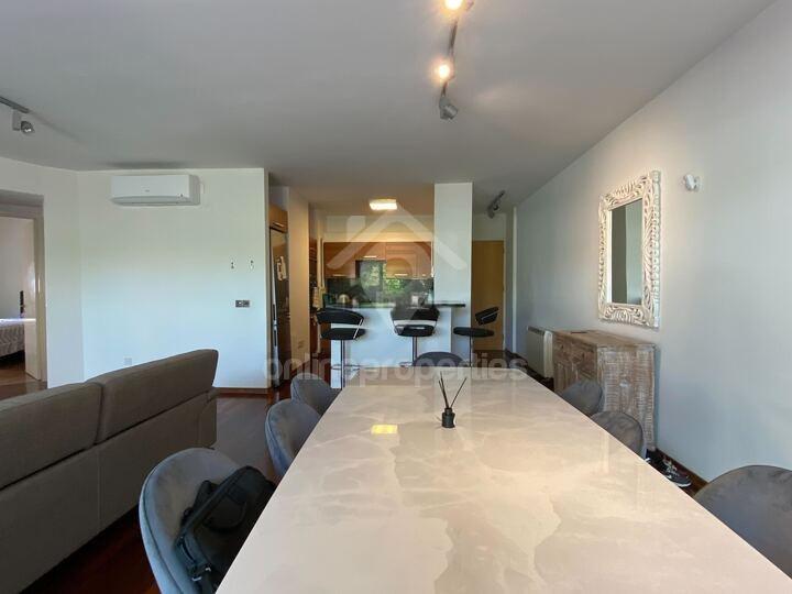 To change image, hover mouse over thumbnails below