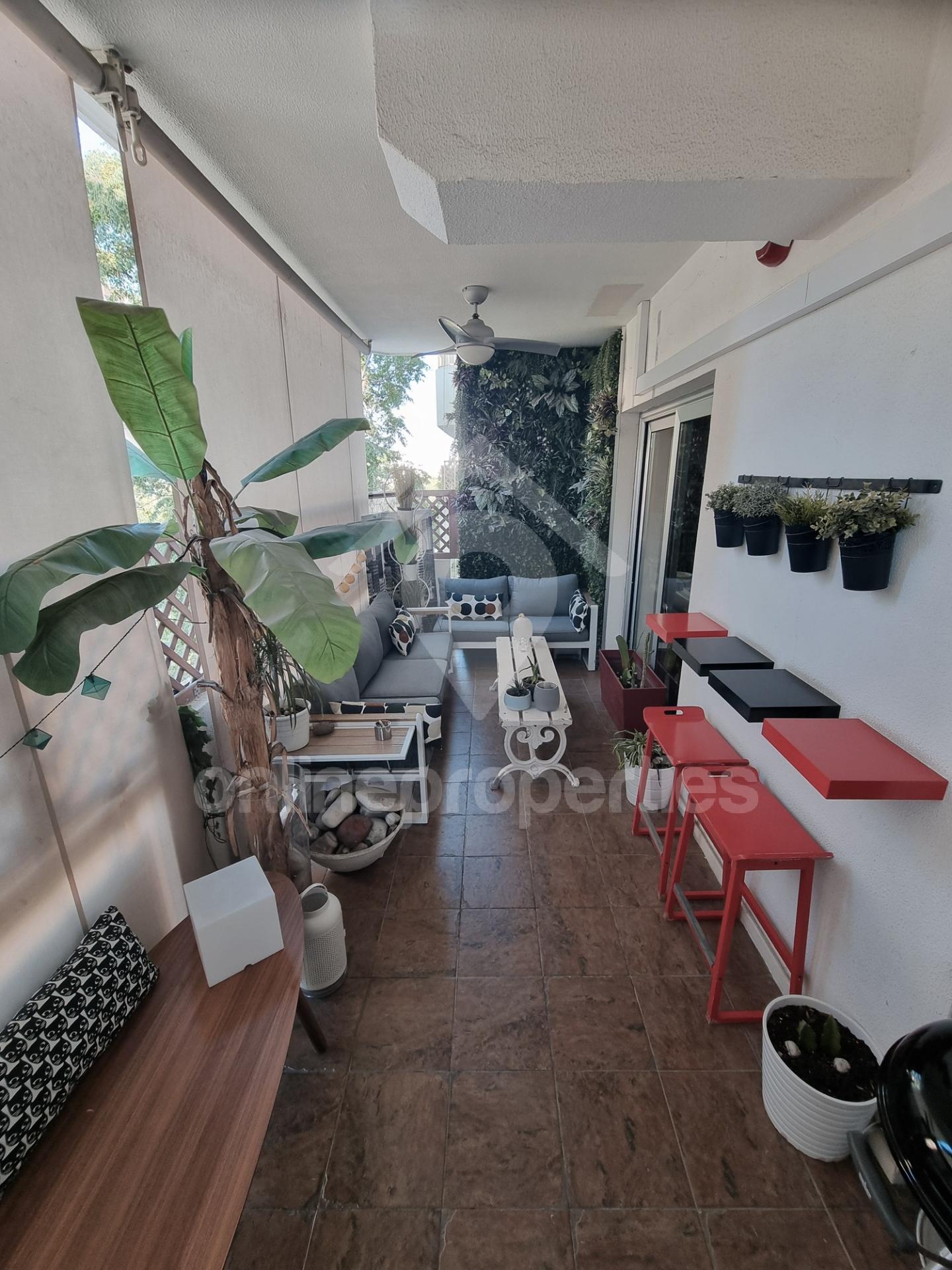 To change image, hover mouse over thumbnails below