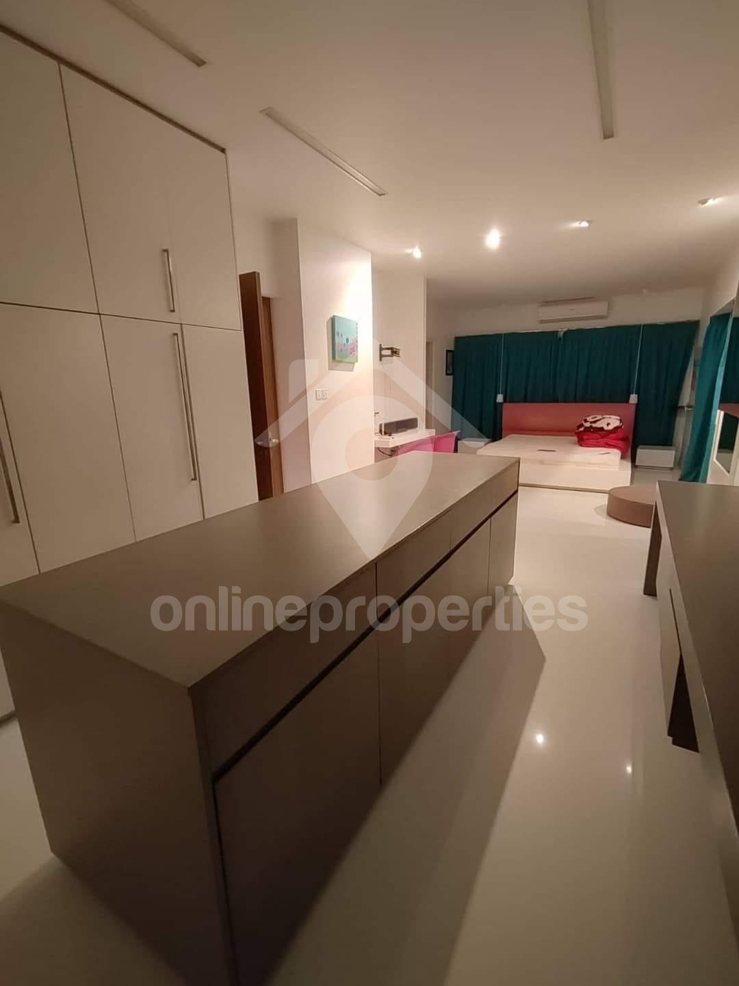 To change image, hover mouse over thumbnails below