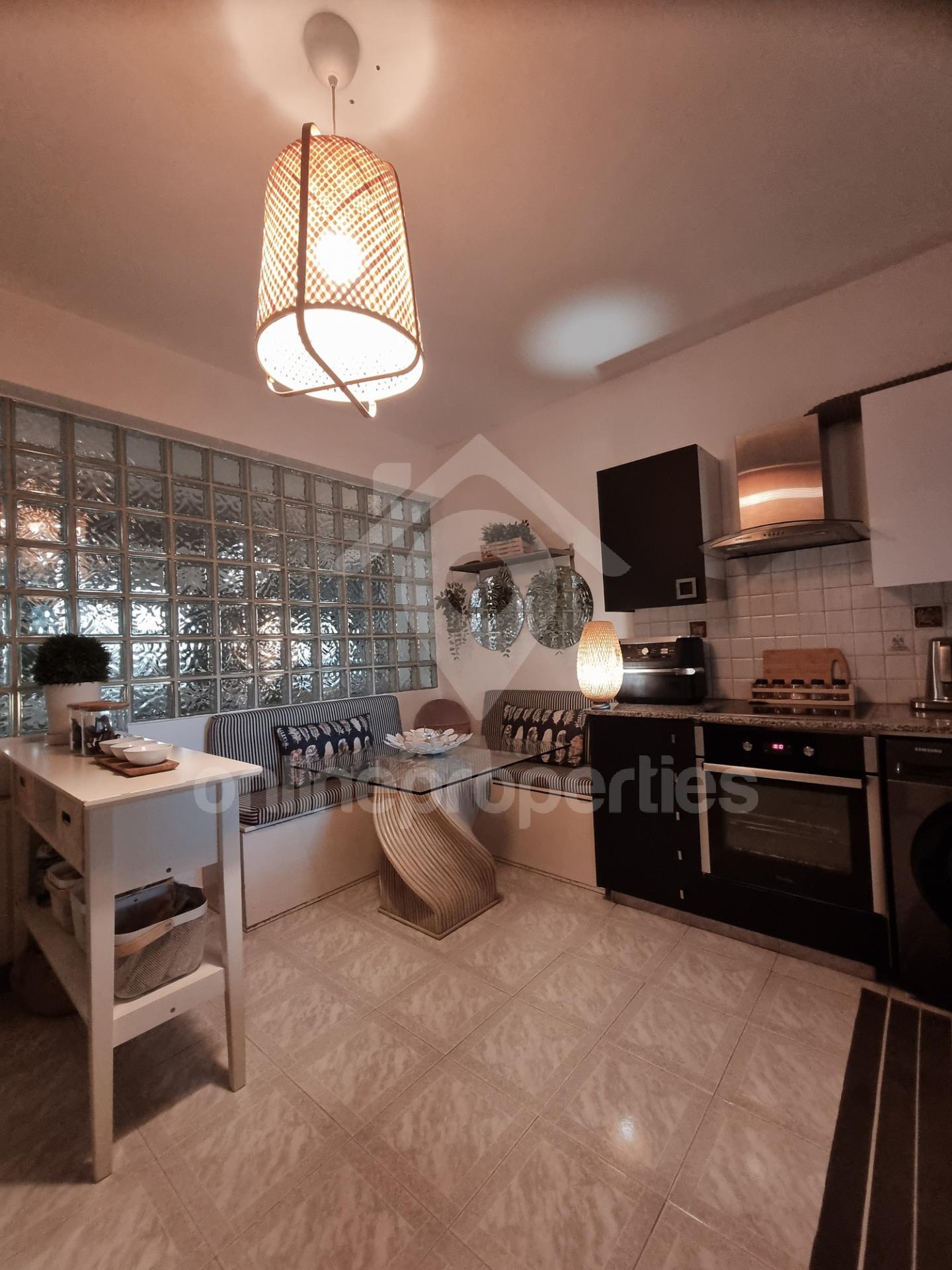 To change image, hover mouse over thumbnails below