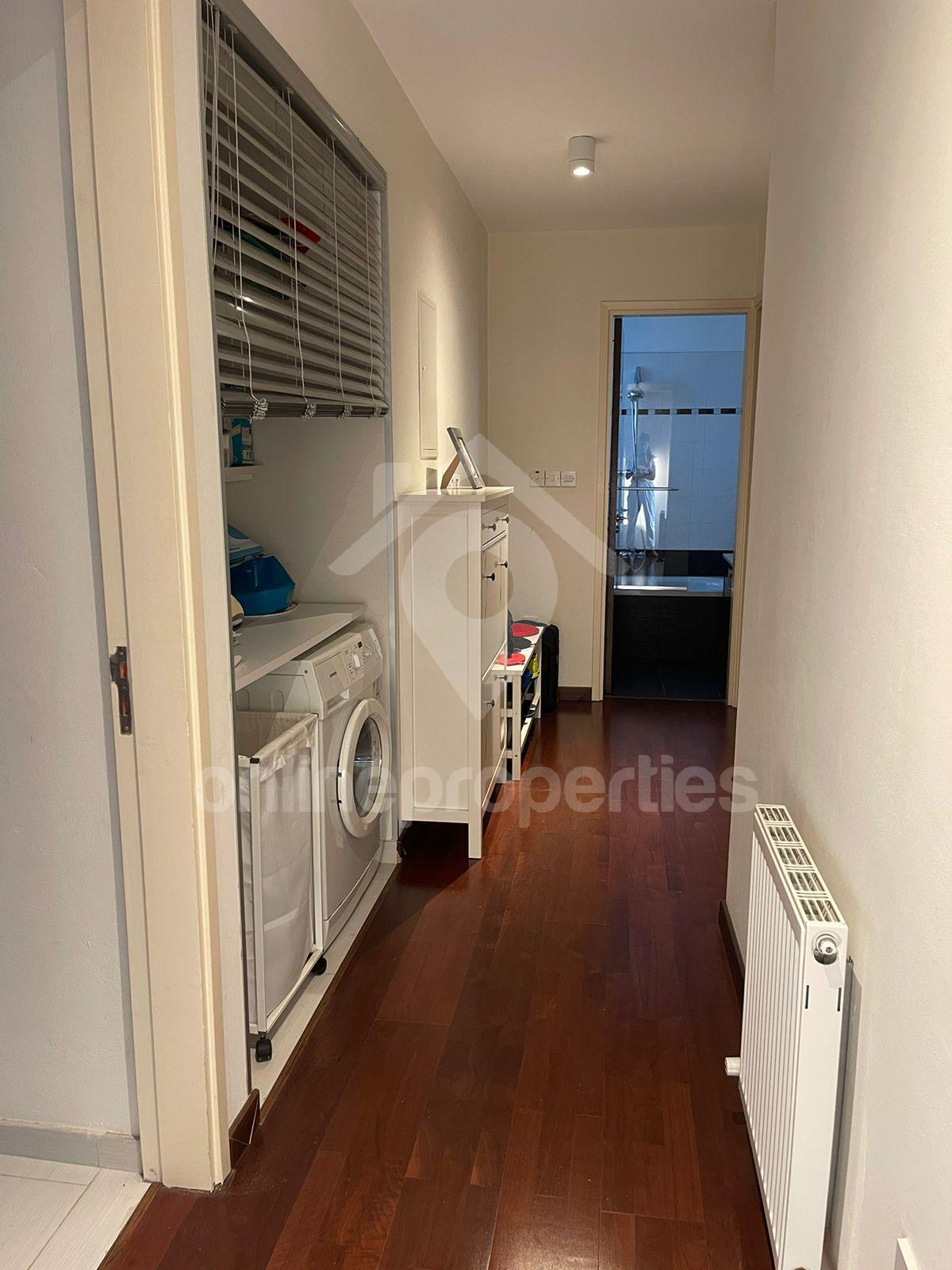 To change image, hover mouse over thumbnails below