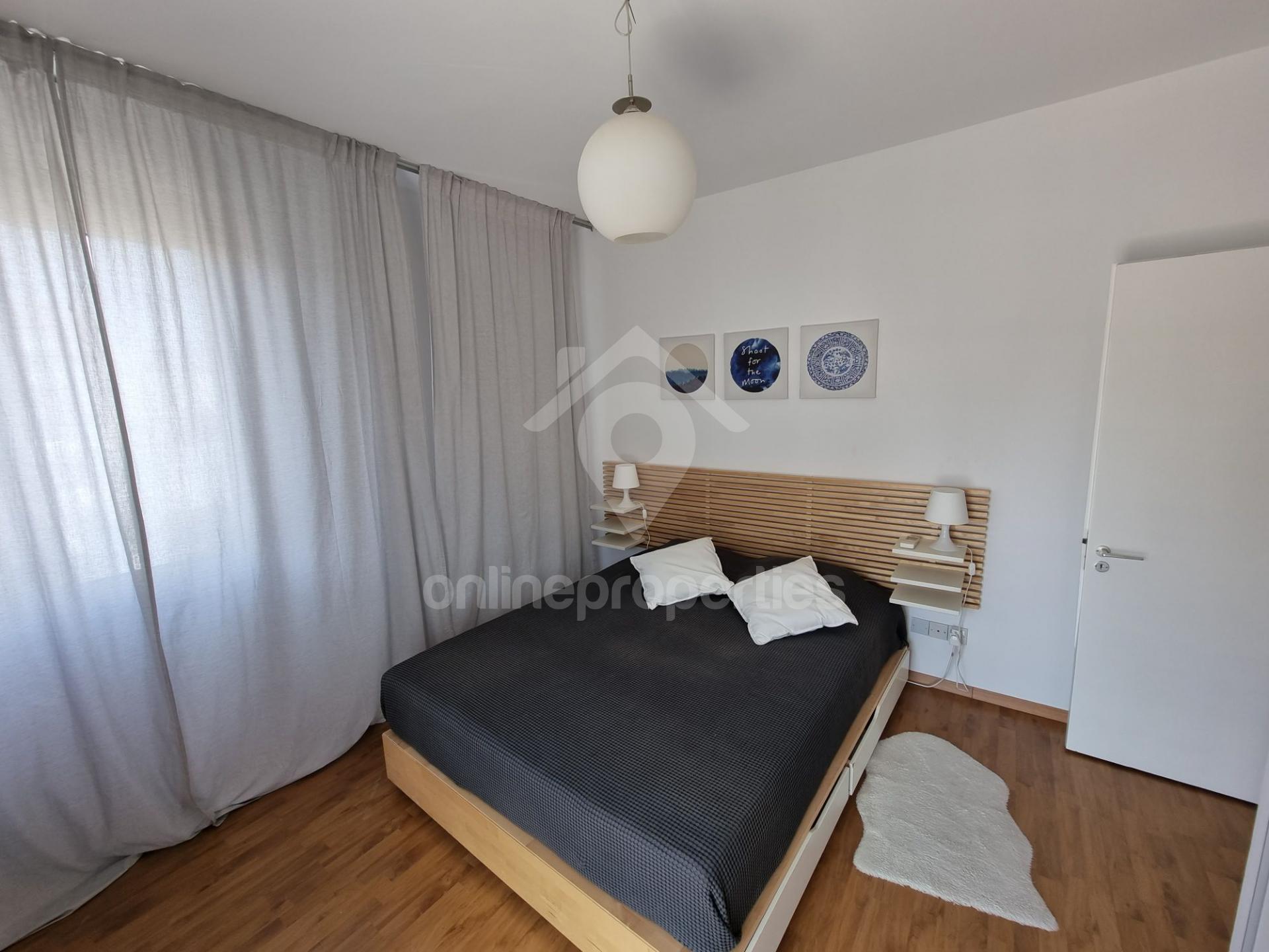 To change image, hover mouse over thumbnails below