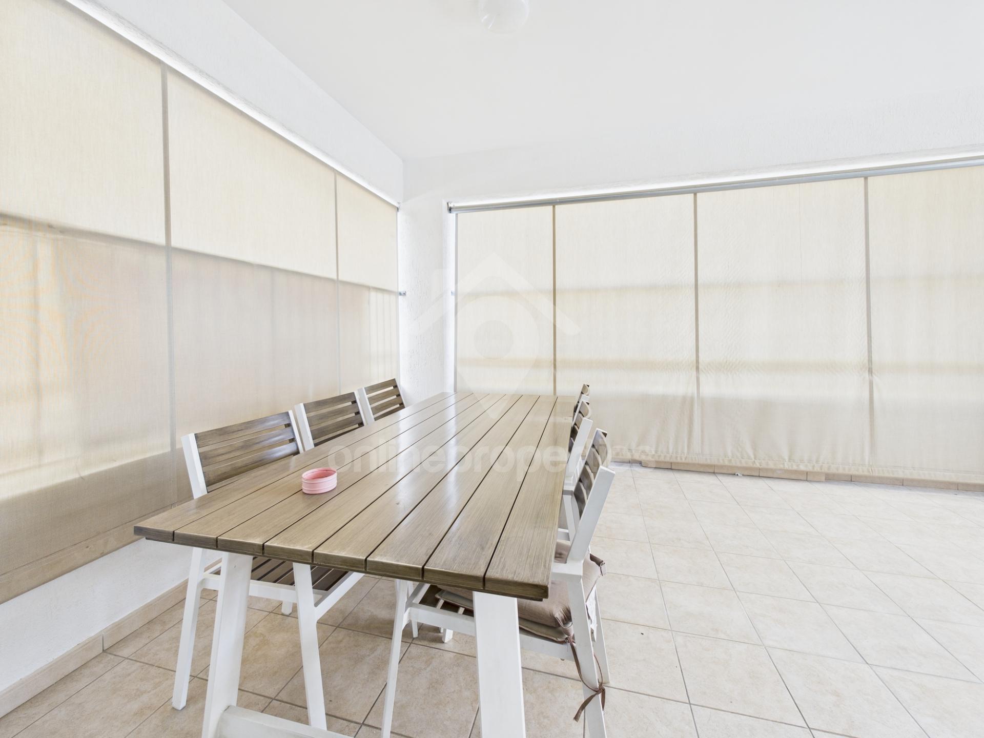 To change image, hover mouse over thumbnails below