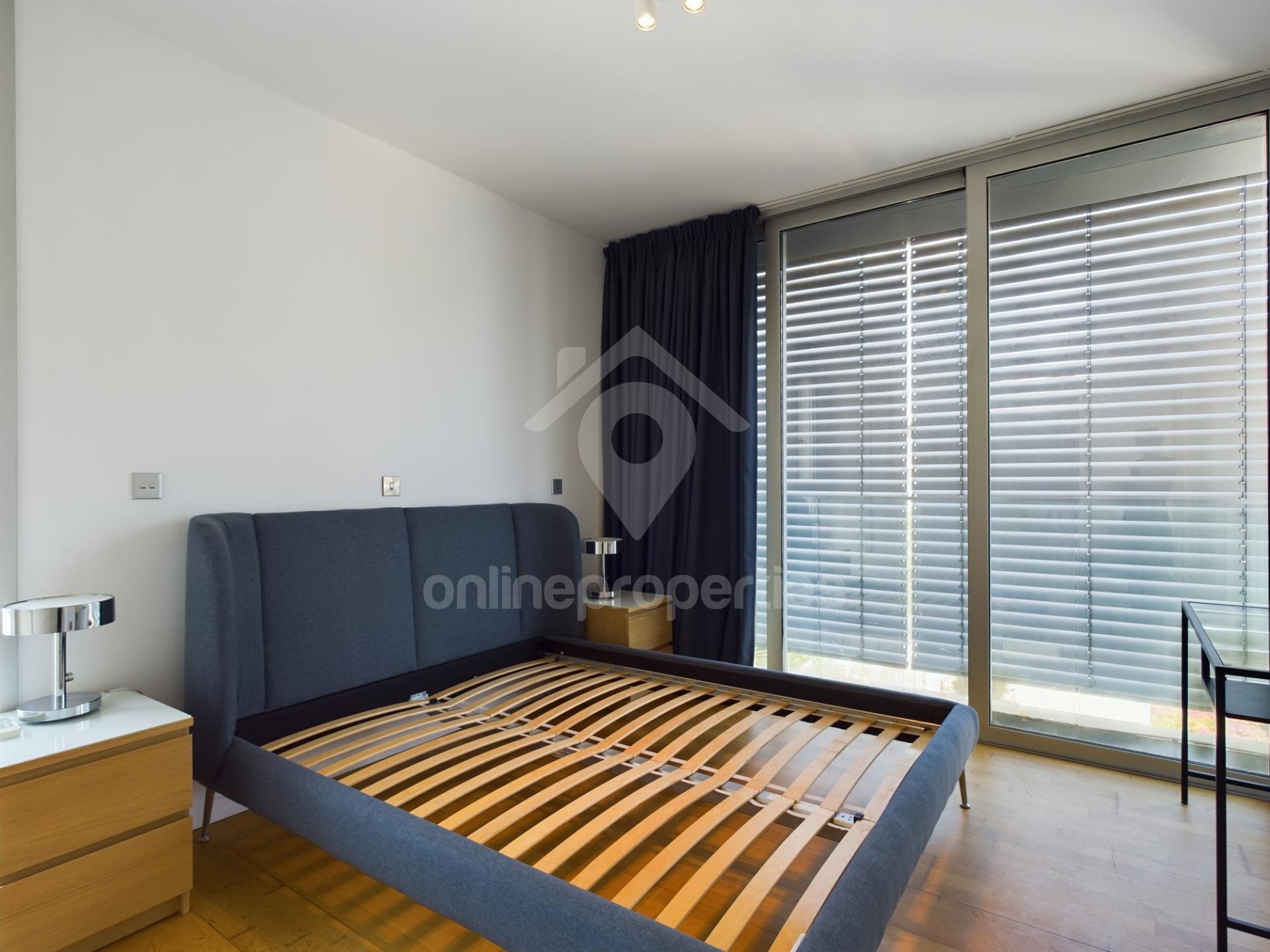 To change image, hover mouse over thumbnails below