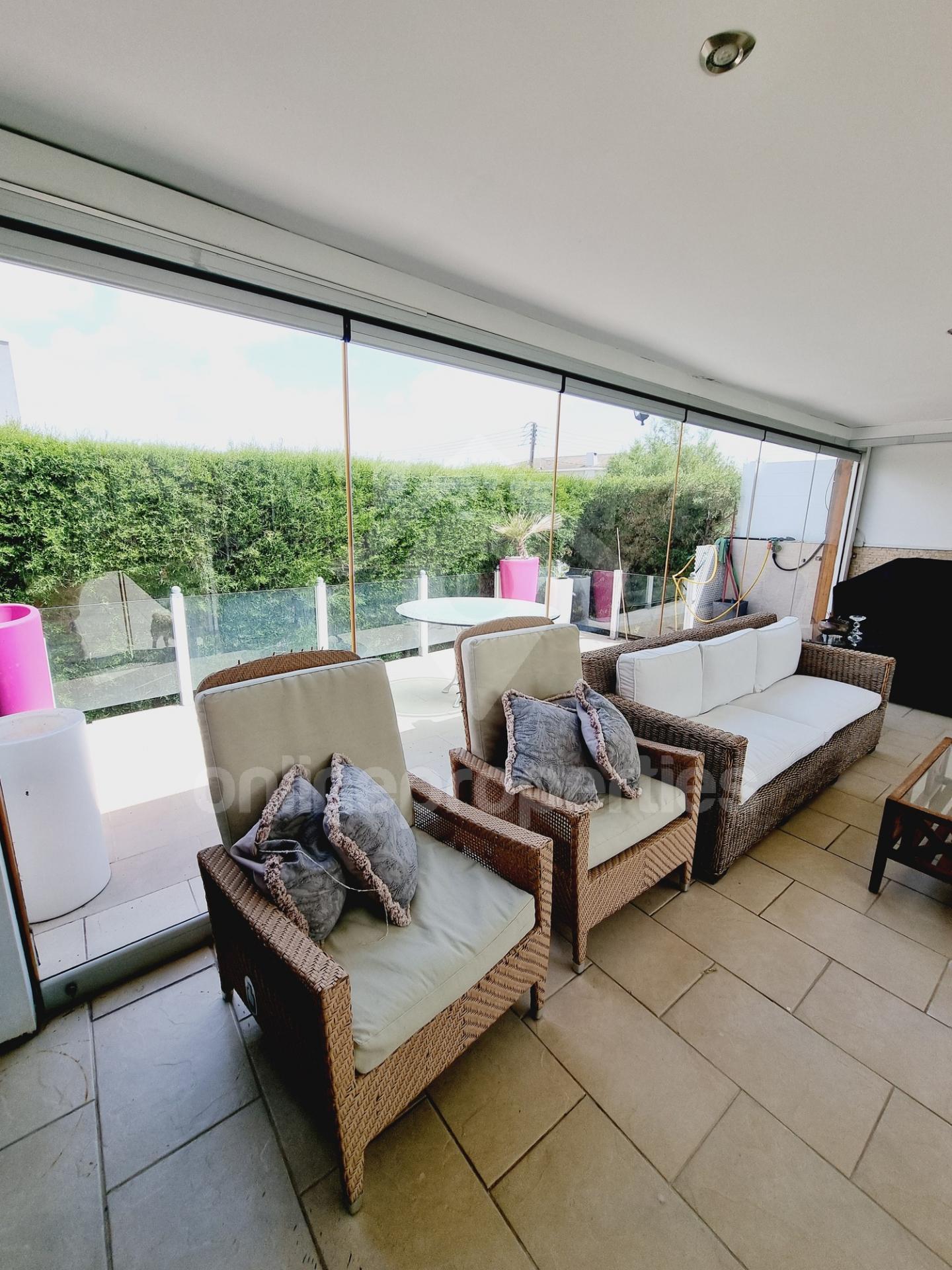 To change image, hover mouse over thumbnails below