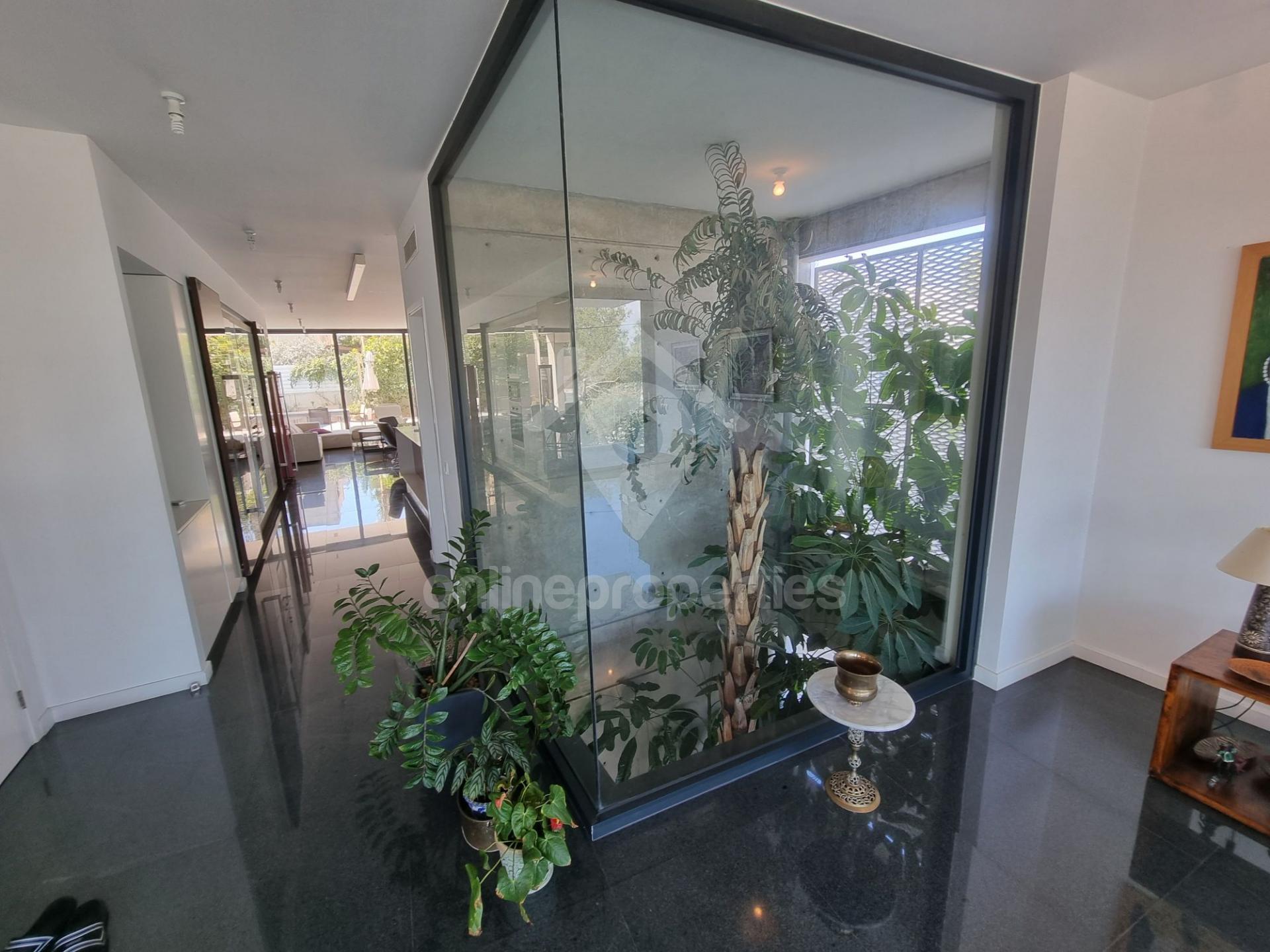 To change image, hover mouse over thumbnails below