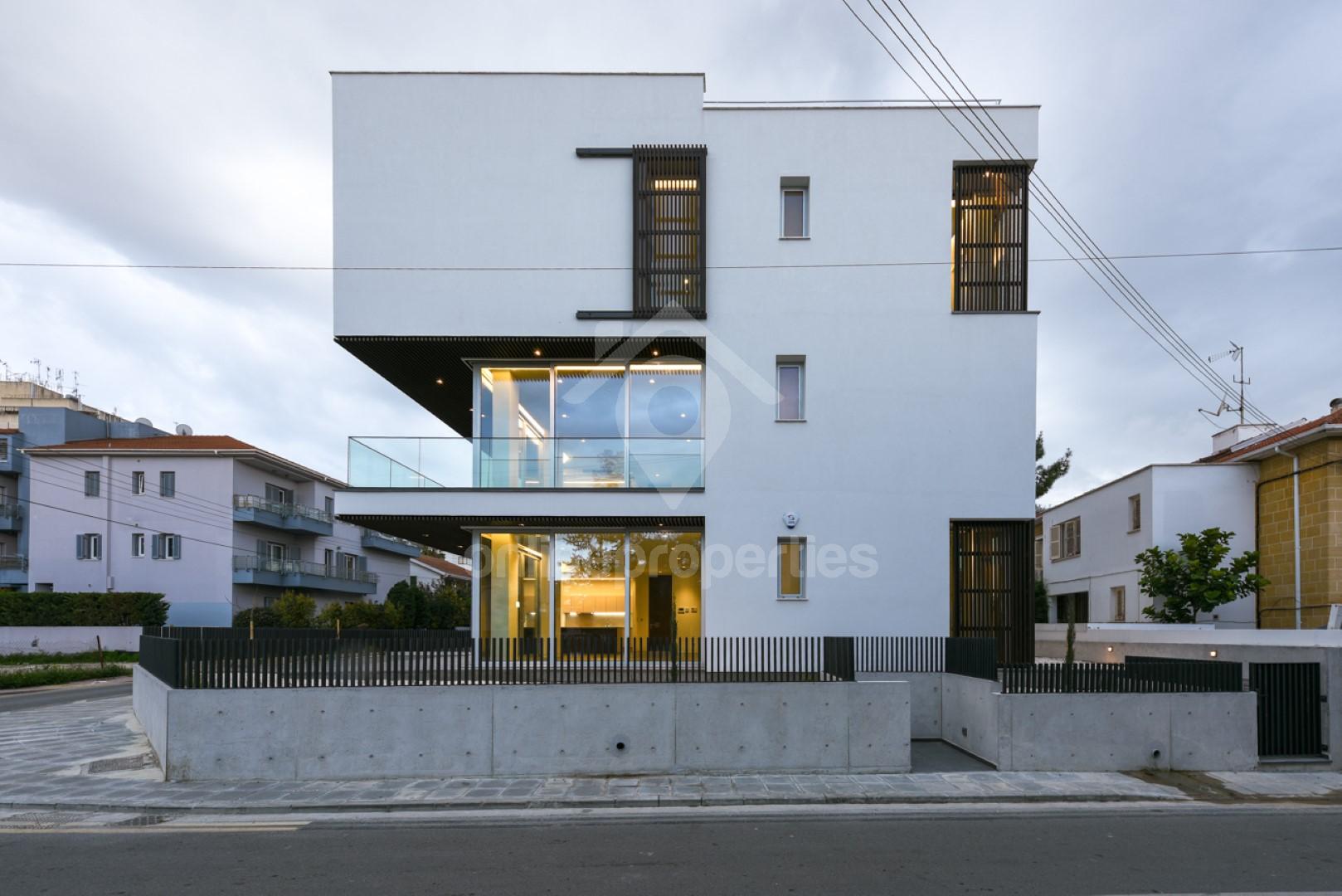 To change image, hover mouse over thumbnails below