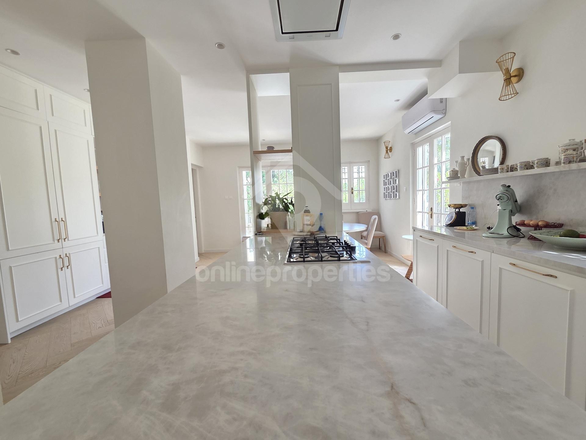 To change image, hover mouse over thumbnails below