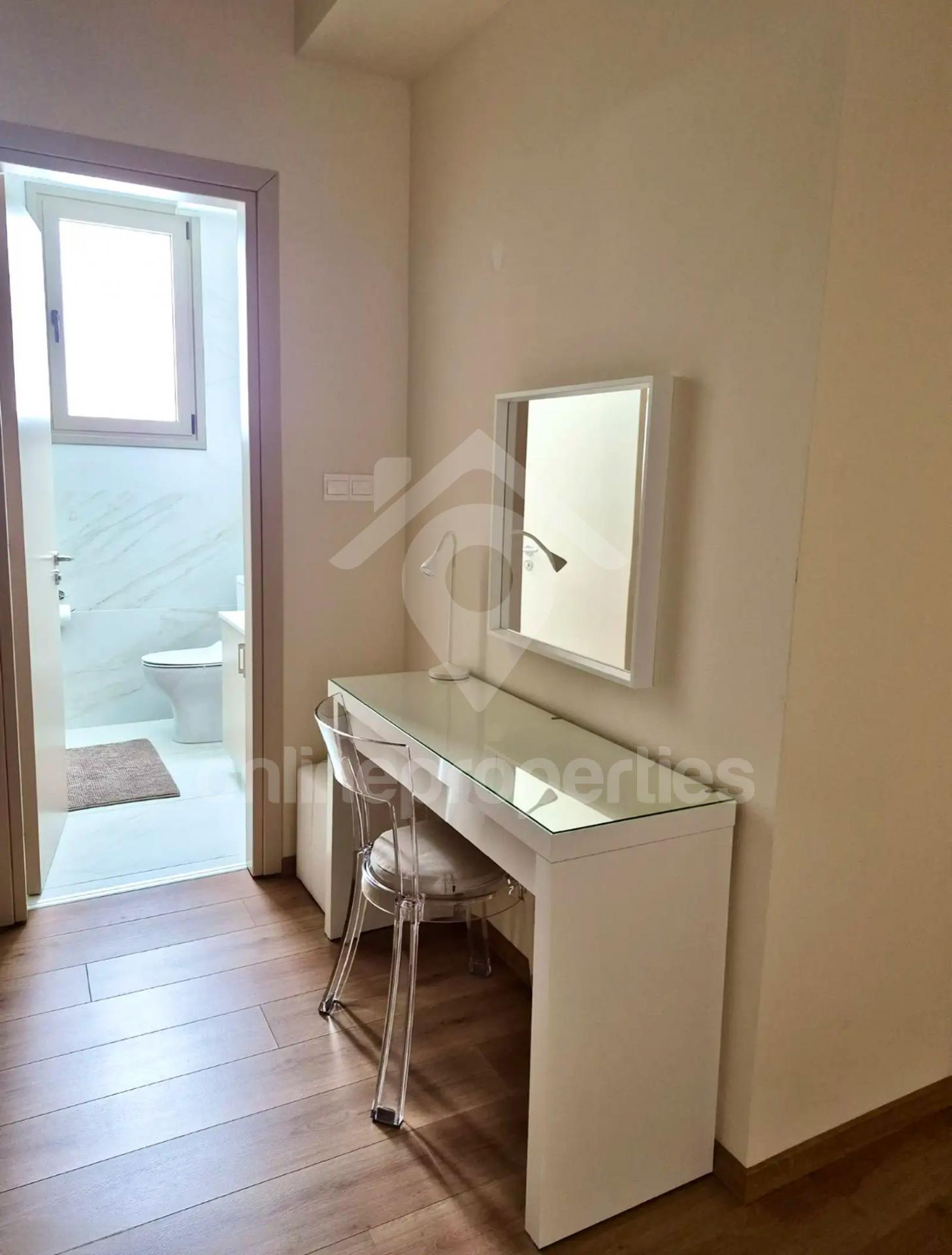 To change image, hover mouse over thumbnails below