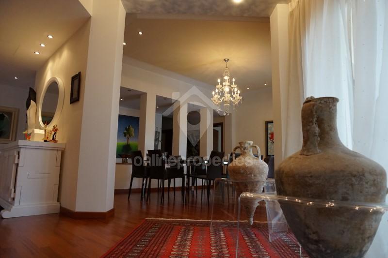 To change image, hover mouse over thumbnails below