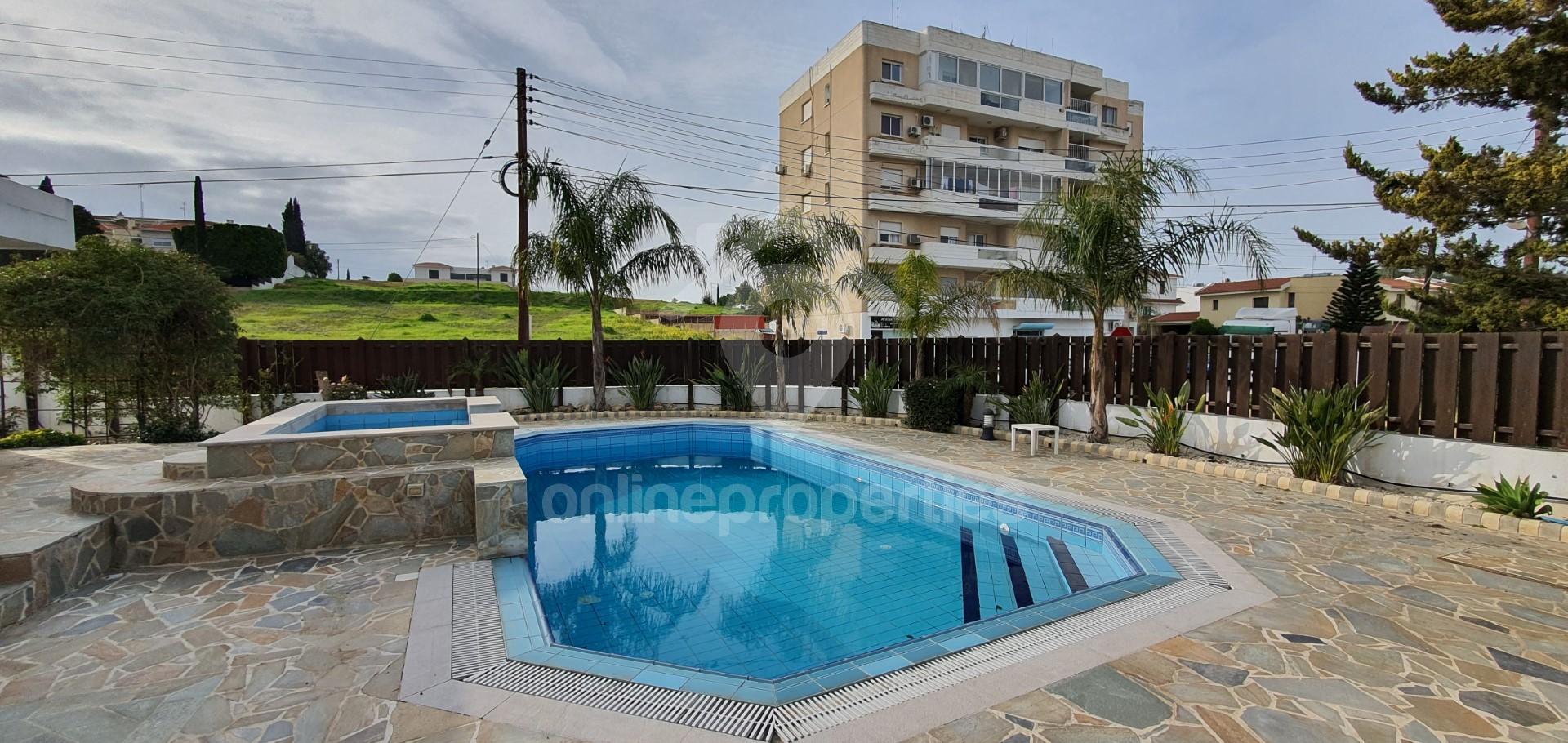 To change image, hover mouse over thumbnails below