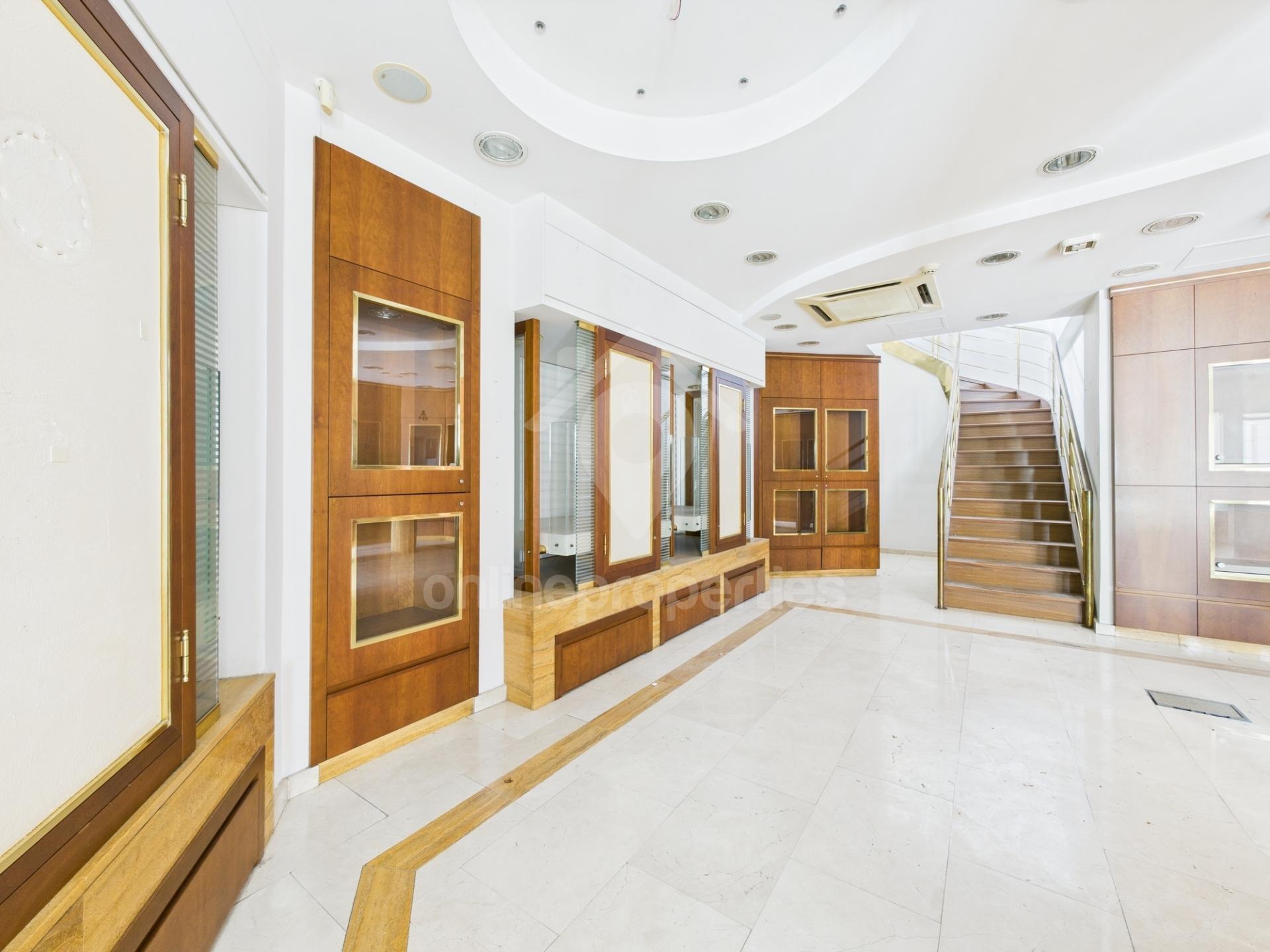 To change image, hover mouse over thumbnails below