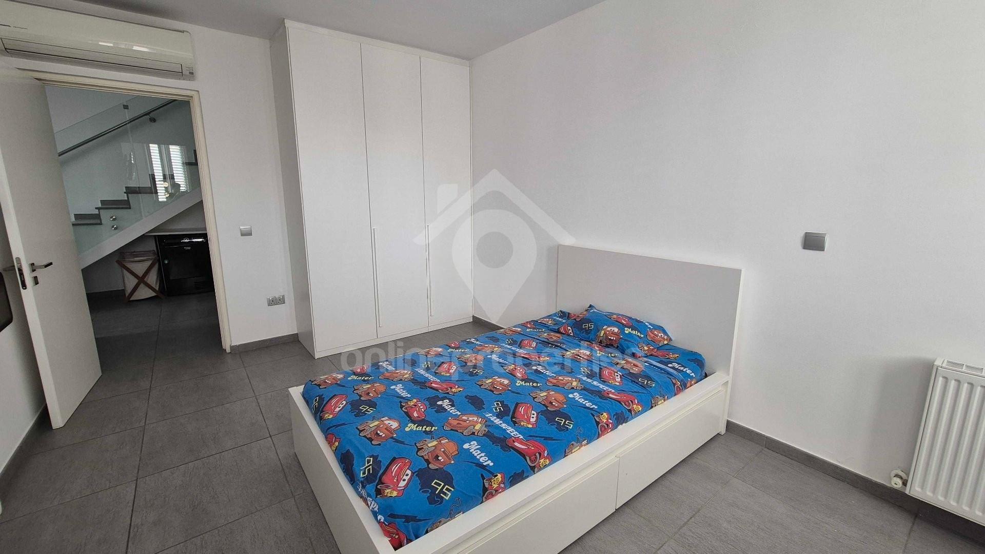 To change image, hover mouse over thumbnails below