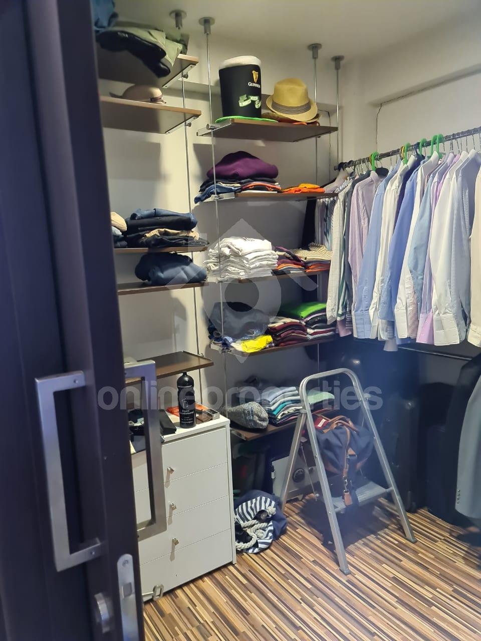 To change image, hover mouse over thumbnails below