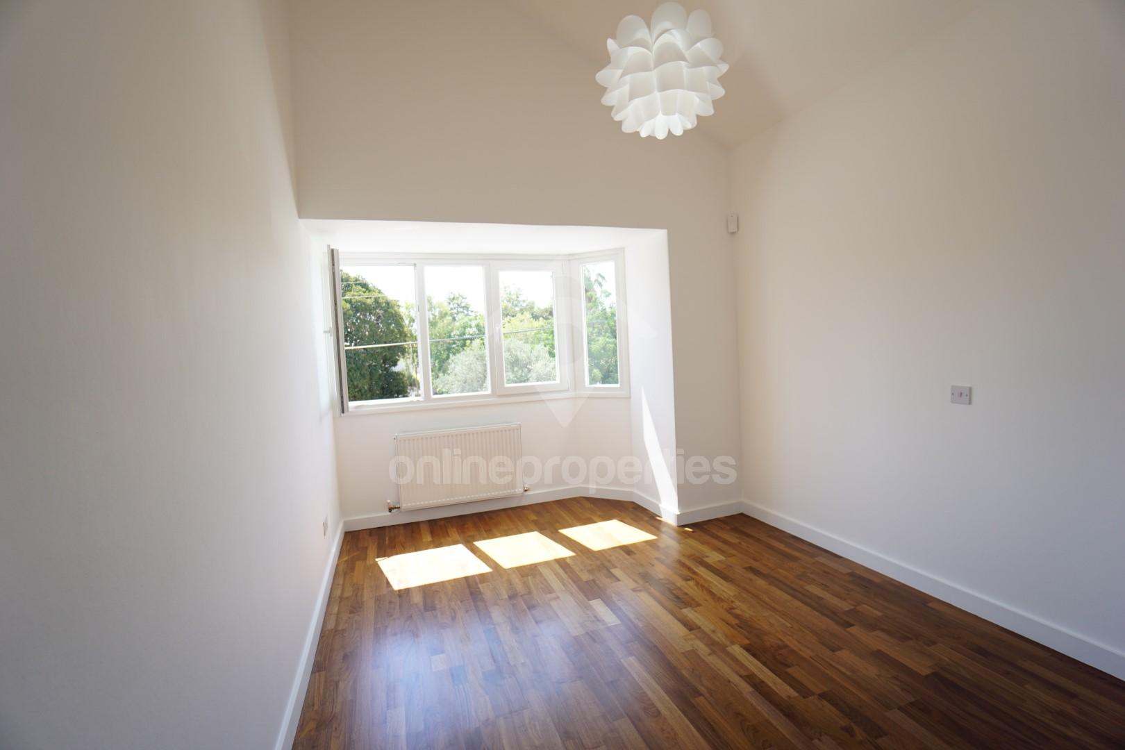 To change image, hover mouse over thumbnails below