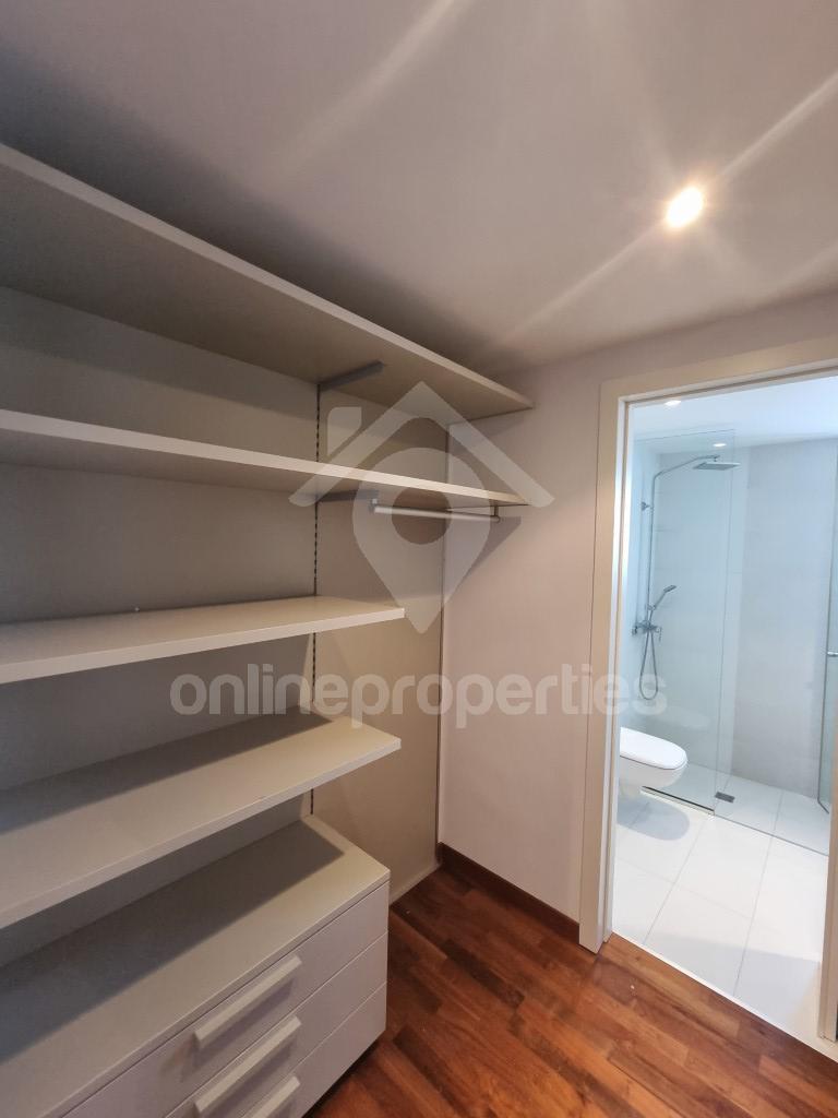 To change image, hover mouse over thumbnails below