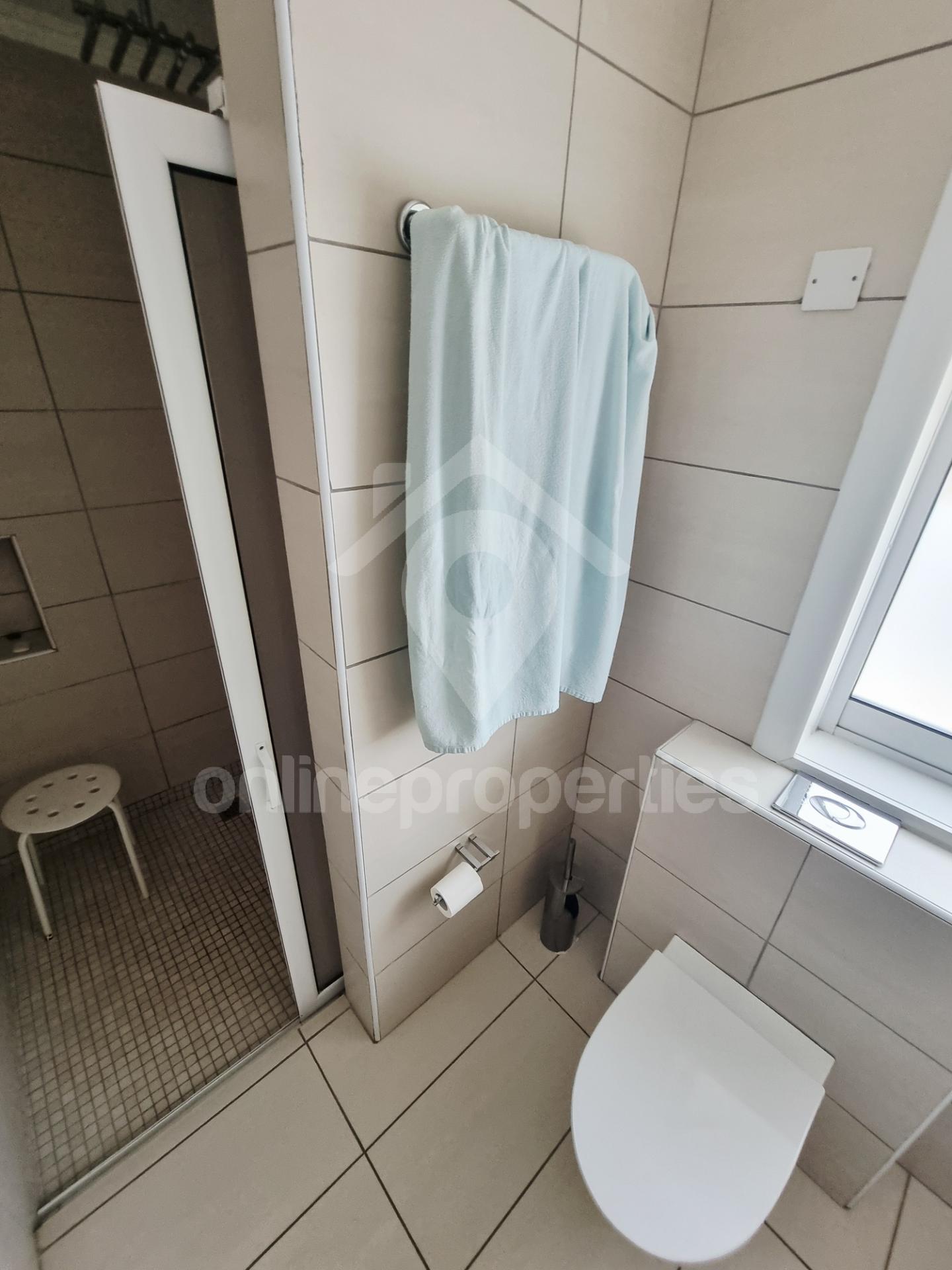 To change image, hover mouse over thumbnails below