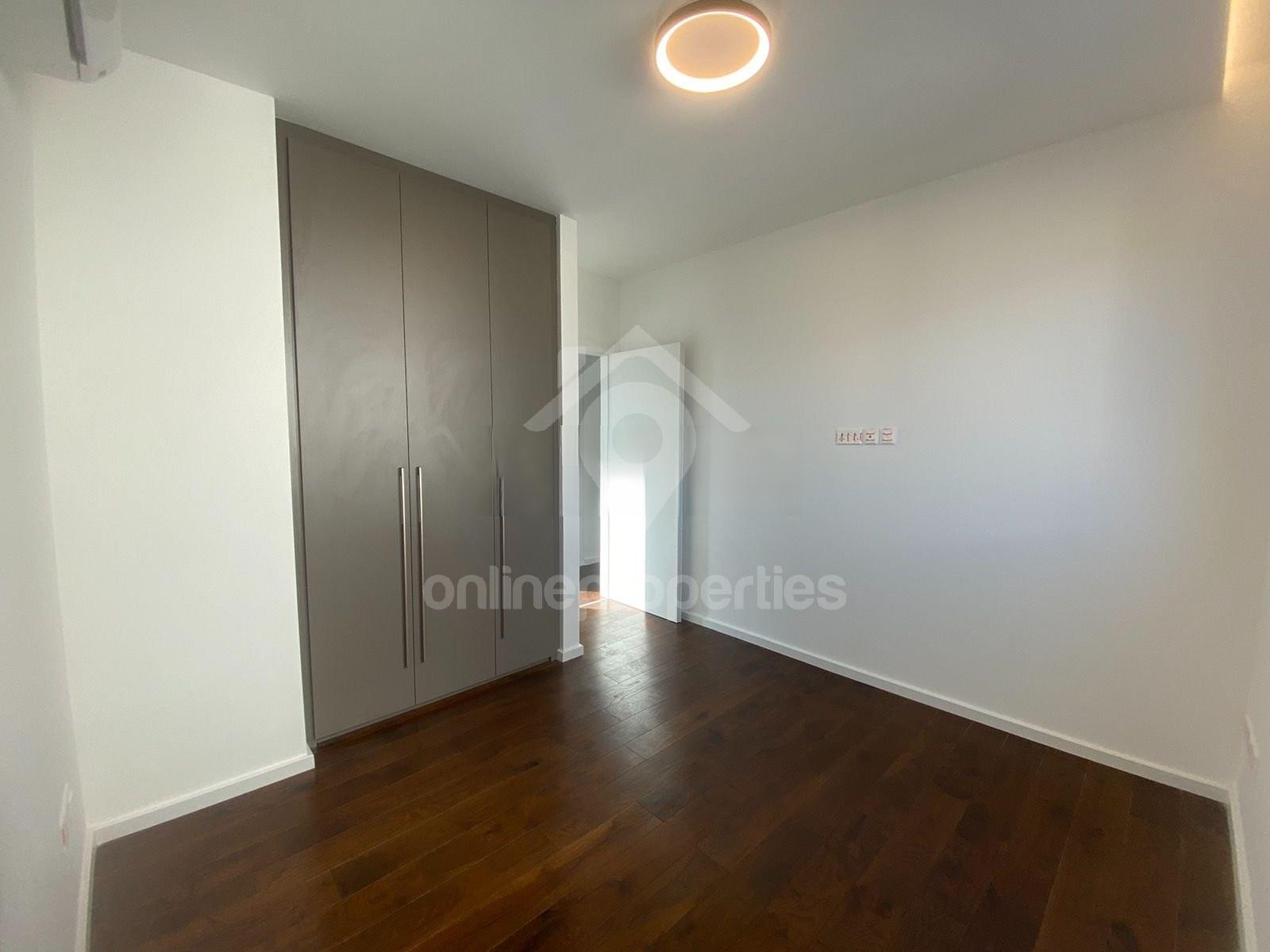 To change image, hover mouse over thumbnails below