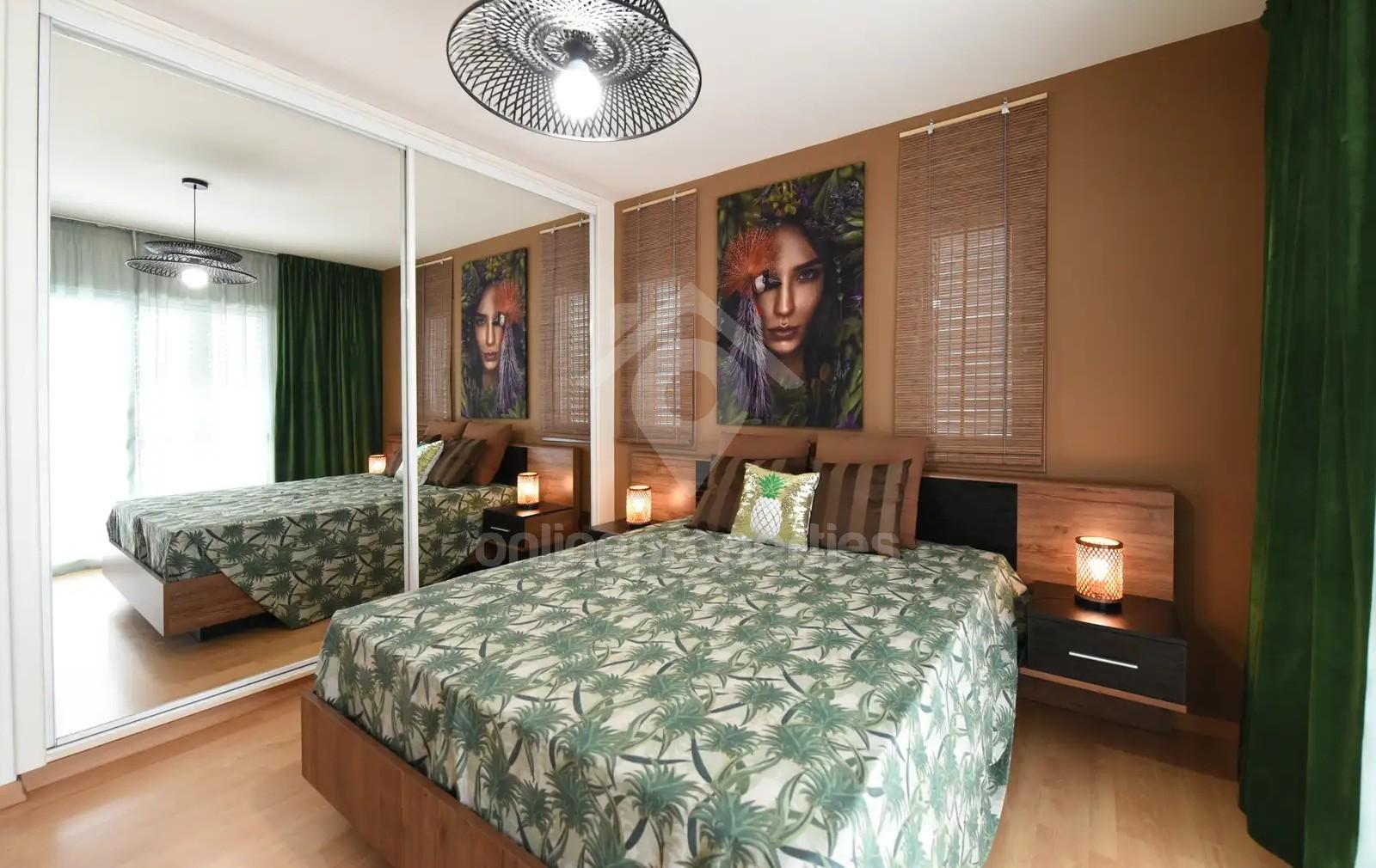 To change image, hover mouse over thumbnails below