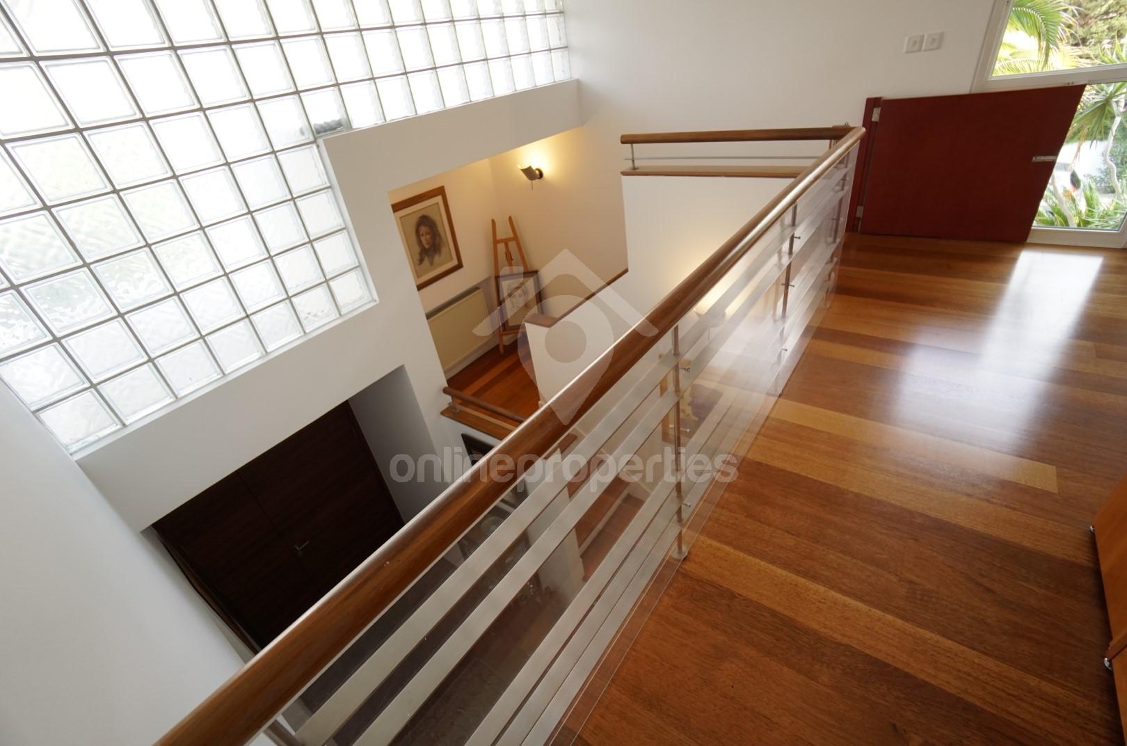 To change image, hover mouse over thumbnails below