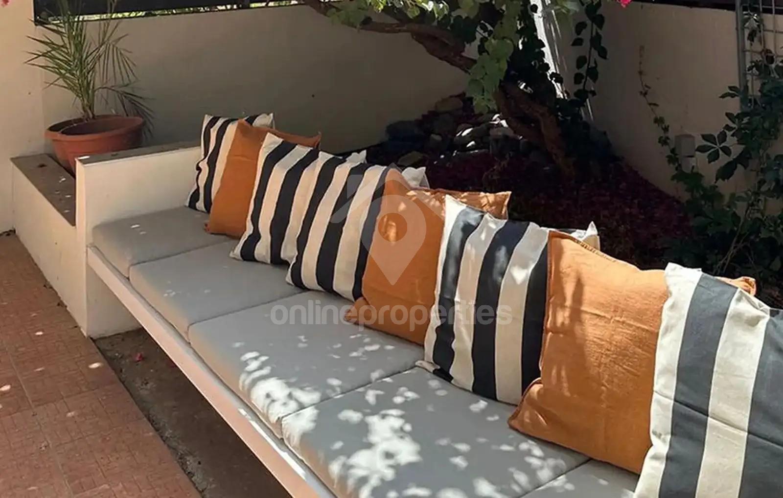 To change image, hover mouse over thumbnails below