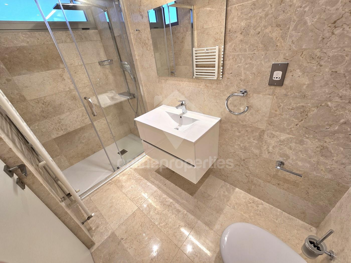 To change image, hover mouse over thumbnails below