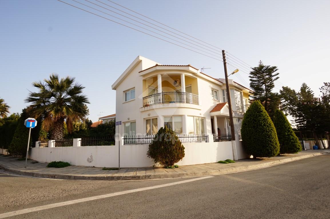 House at Strovolos with a nice garden+patio