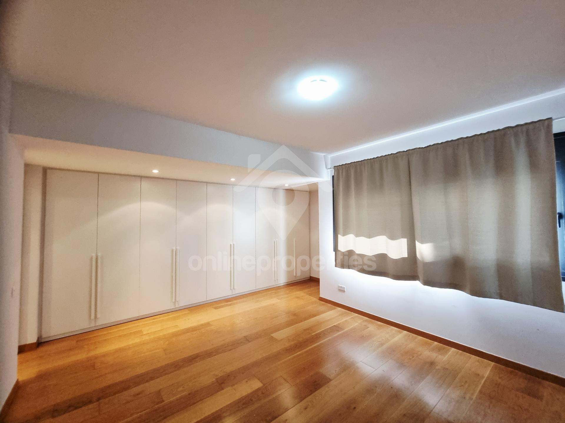 To change image, hover mouse over thumbnails below