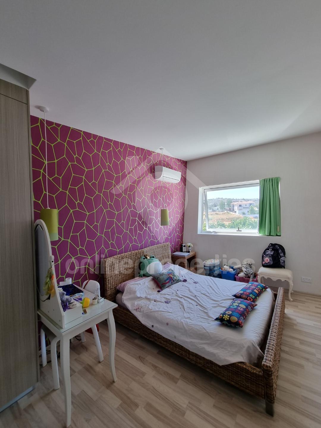 To change image, hover mouse over thumbnails below