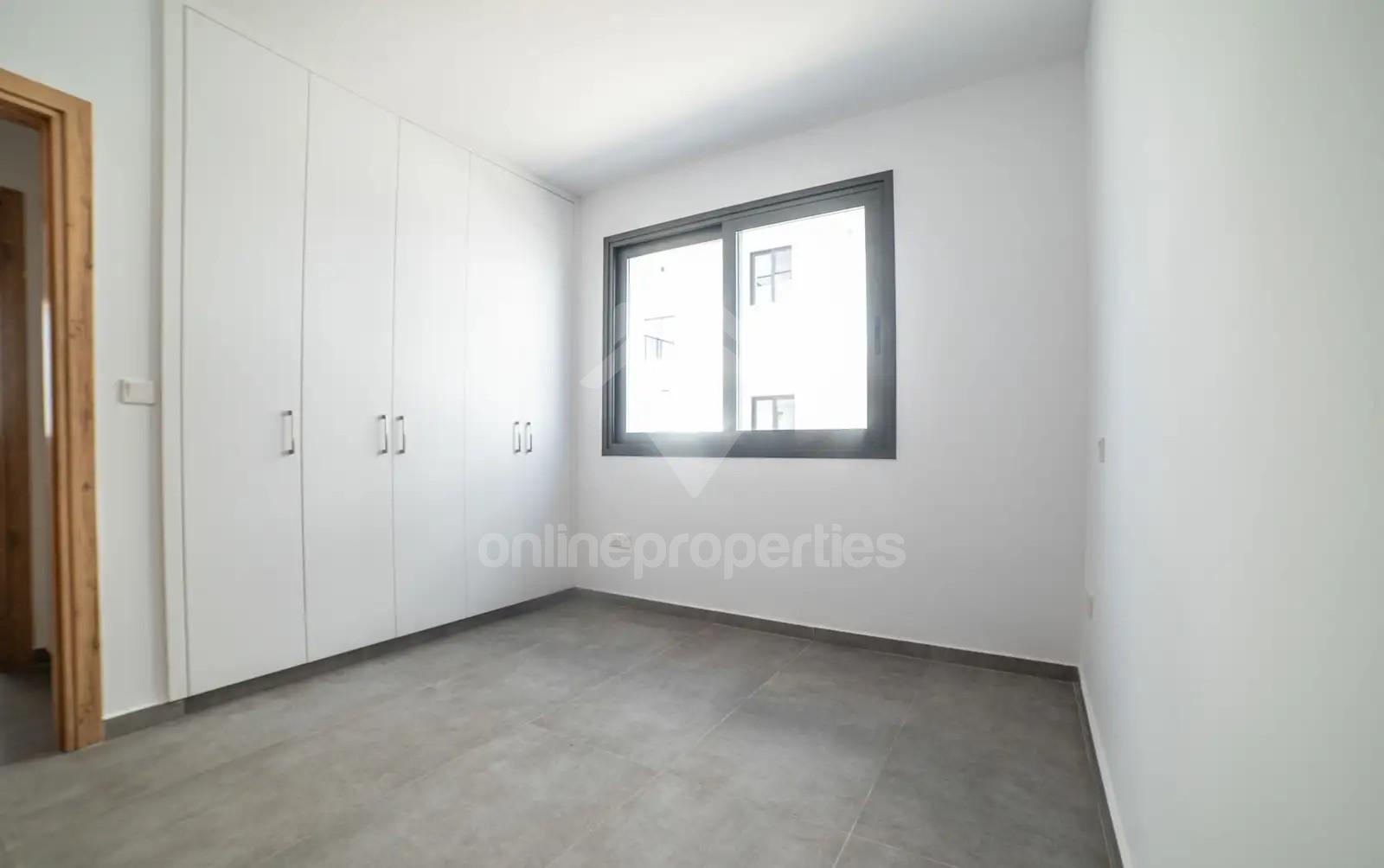 To change image, hover mouse over thumbnails below