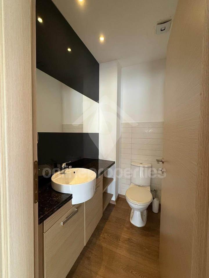 To change image, hover mouse over thumbnails below