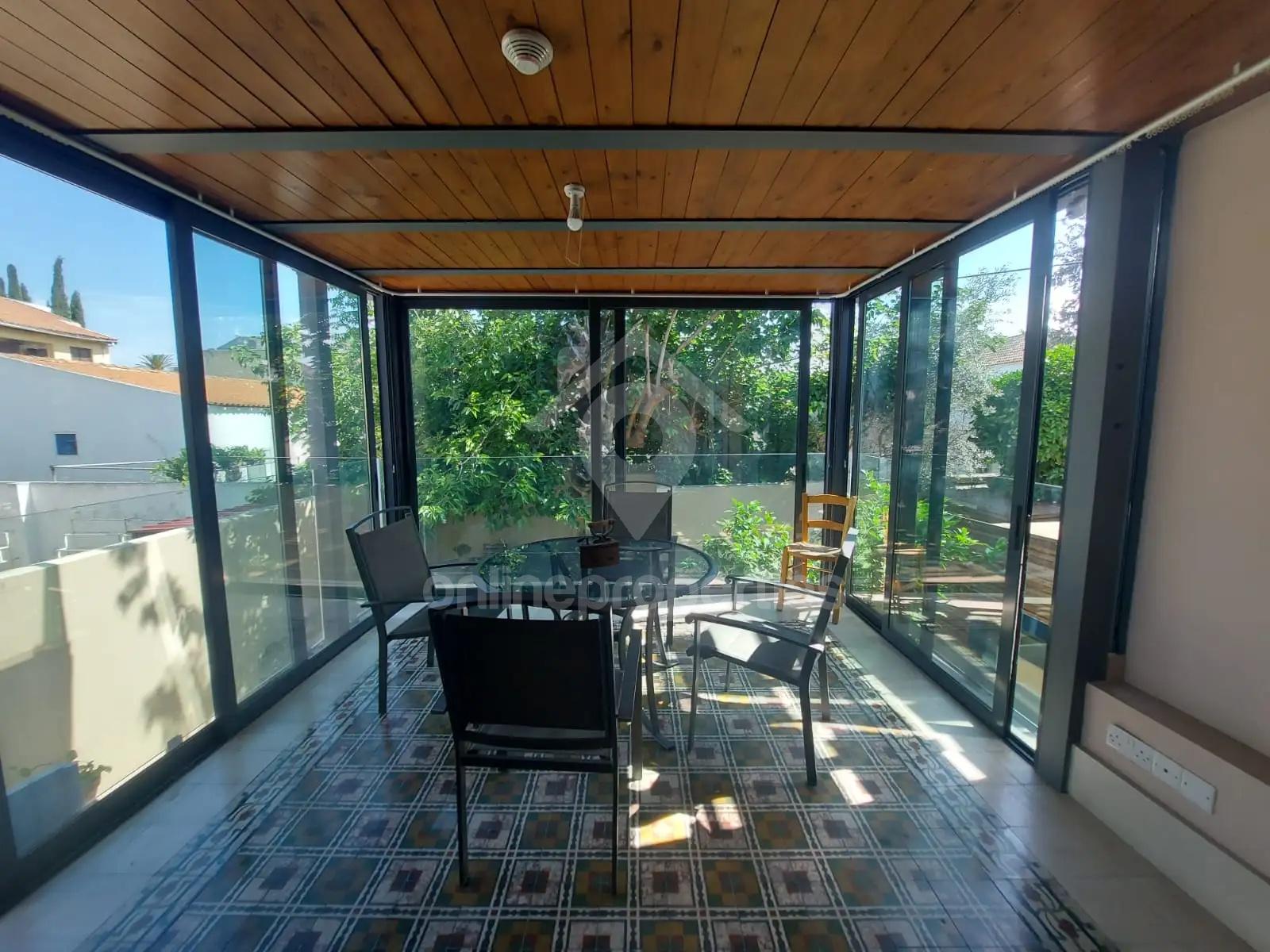 To change image, hover mouse over thumbnails below