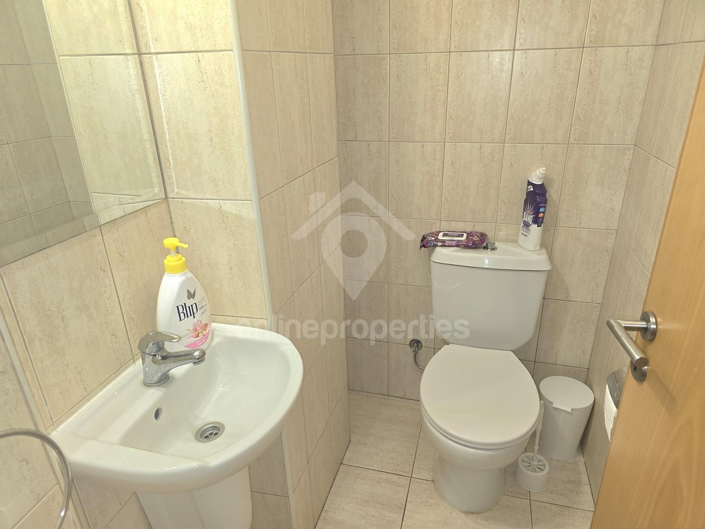 To change image, hover mouse over thumbnails below