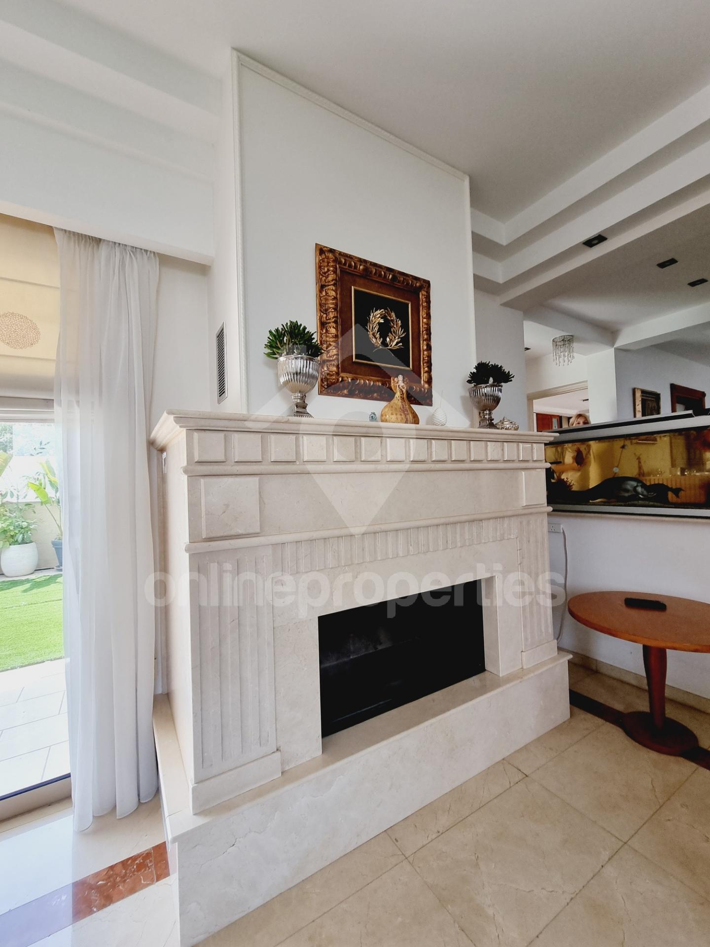 To change image, hover mouse over thumbnails below