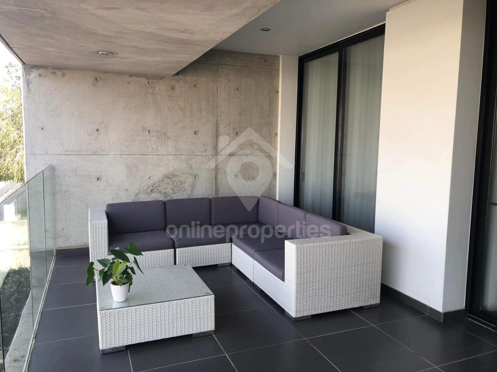 To change image, hover mouse over thumbnails below