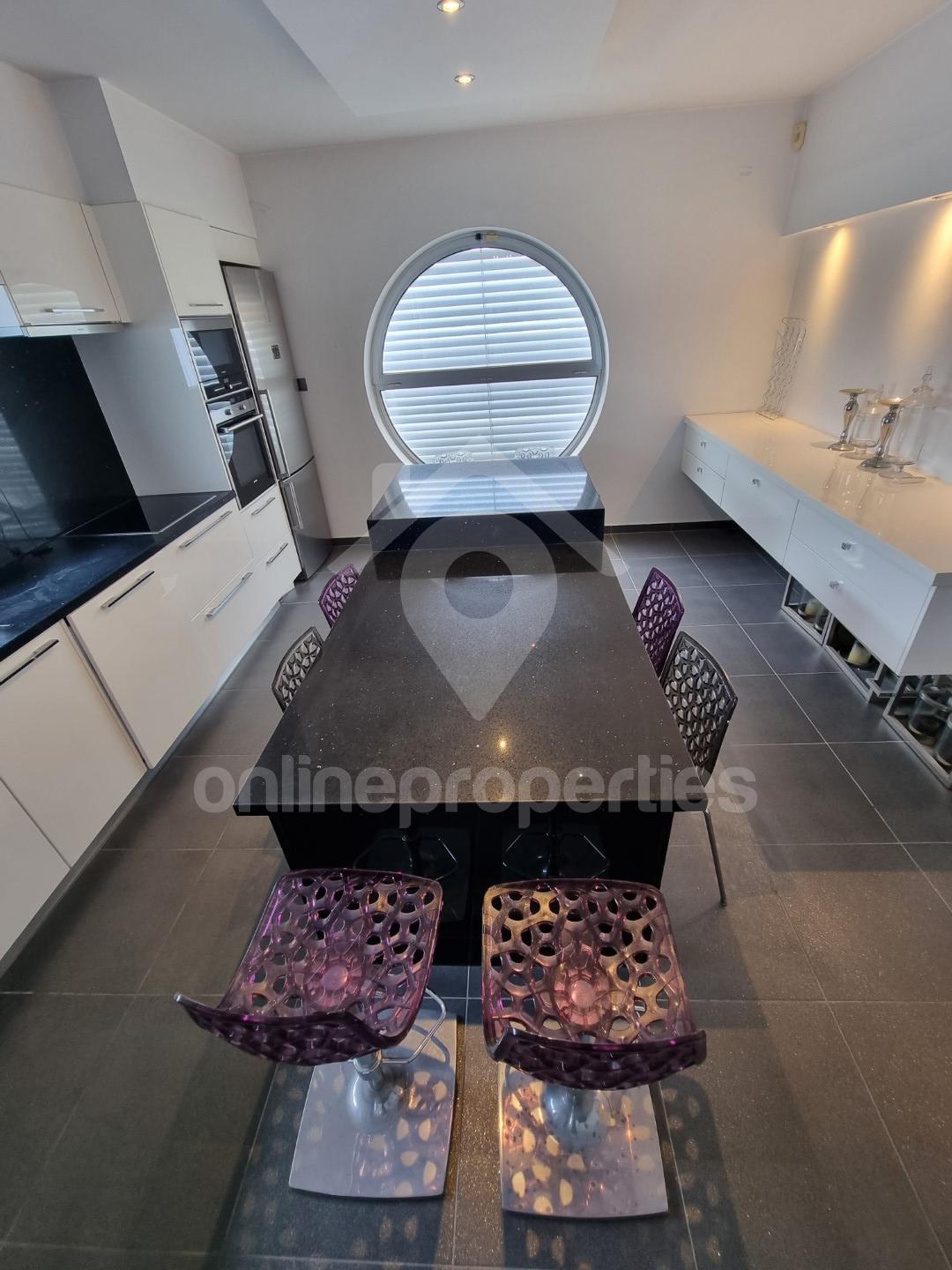 To change image, hover mouse over thumbnails below