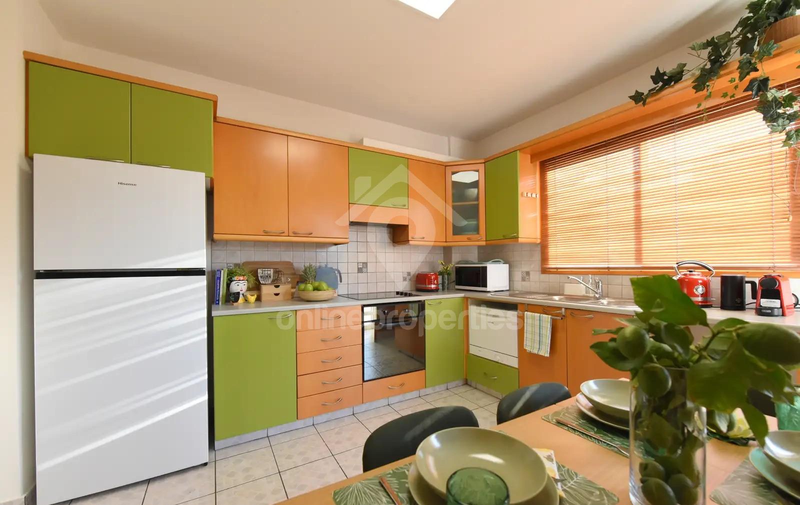 To change image, hover mouse over thumbnails below