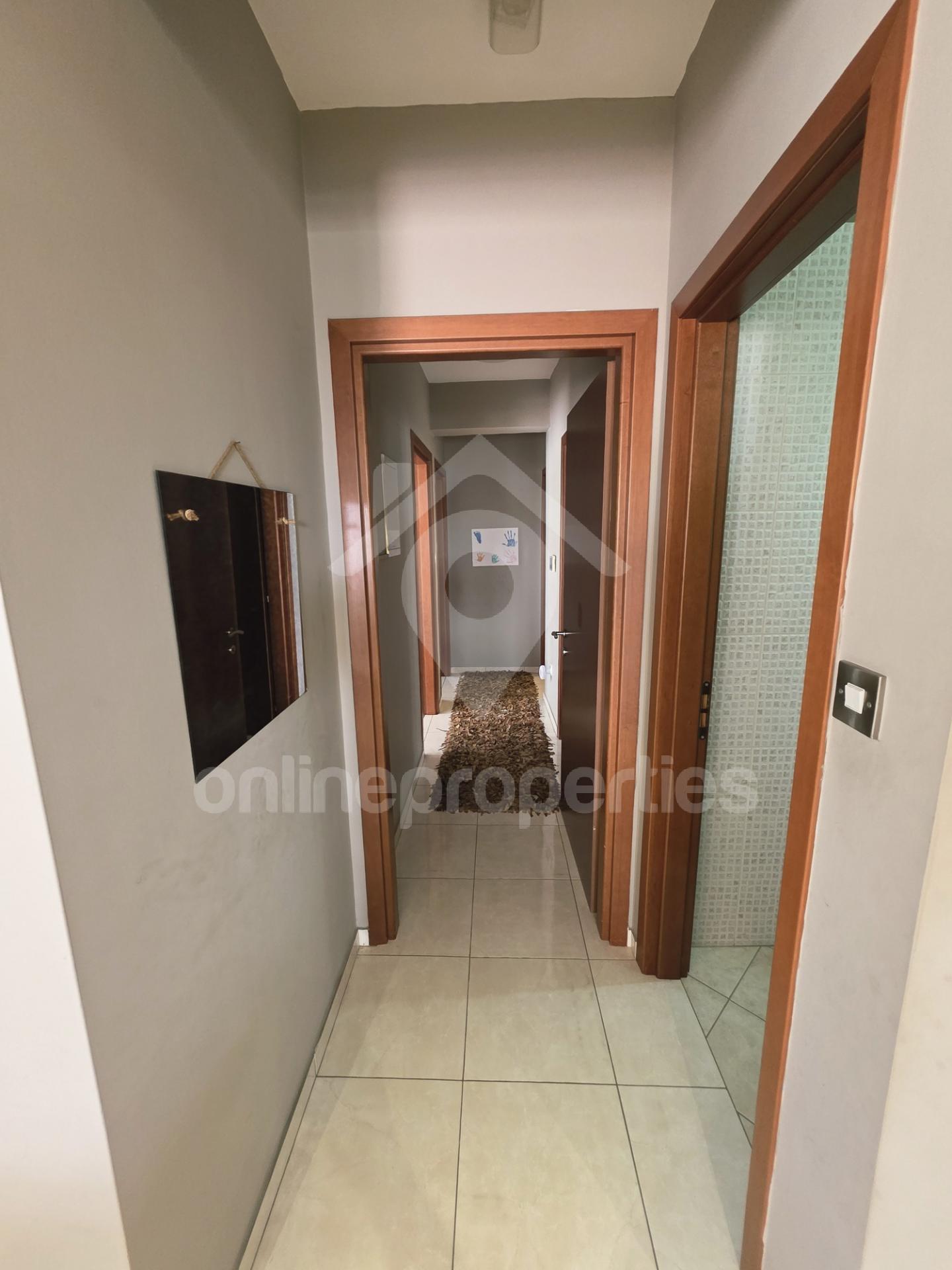 To change image, hover mouse over thumbnails below