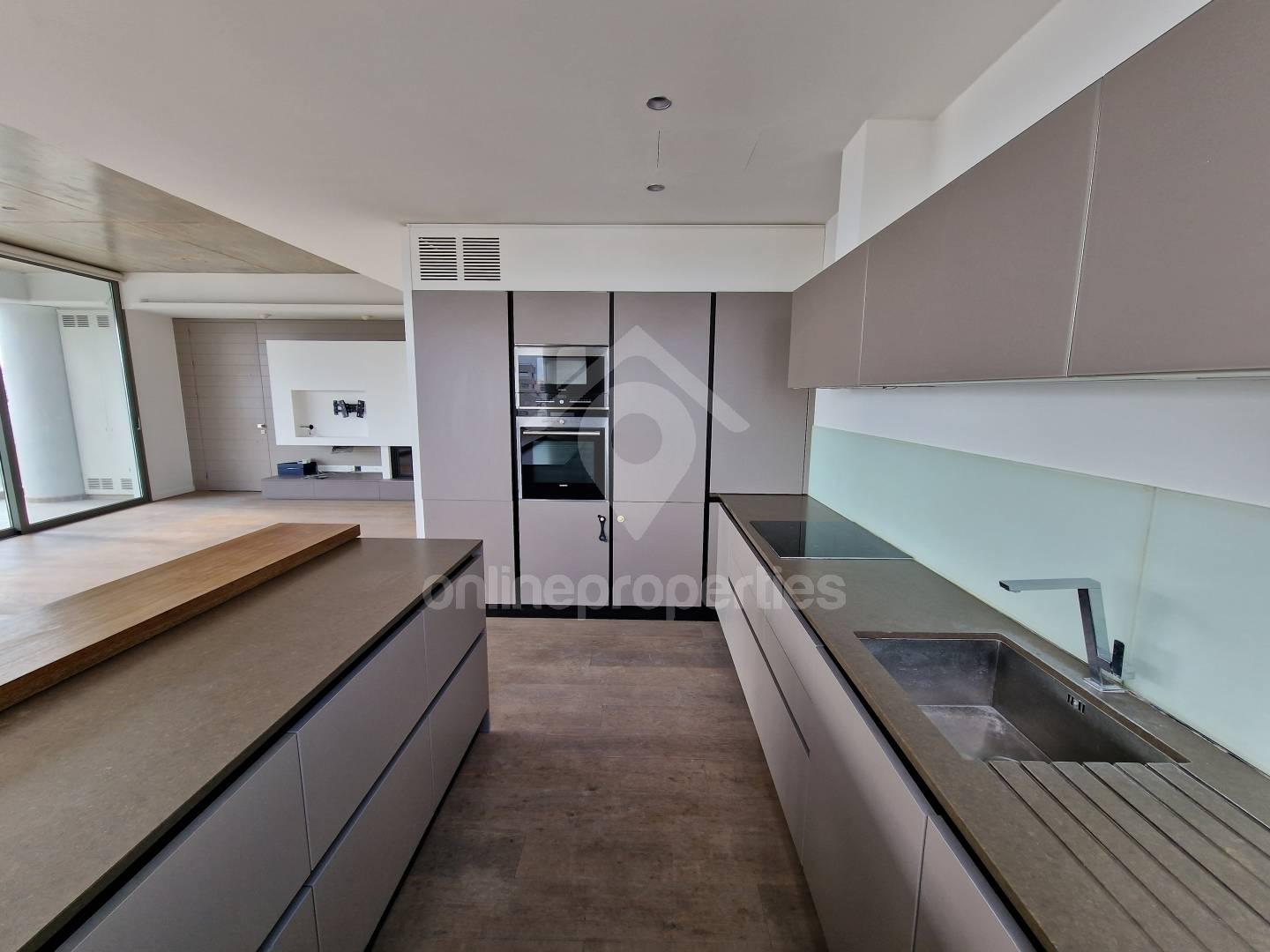 To change image, hover mouse over thumbnails below