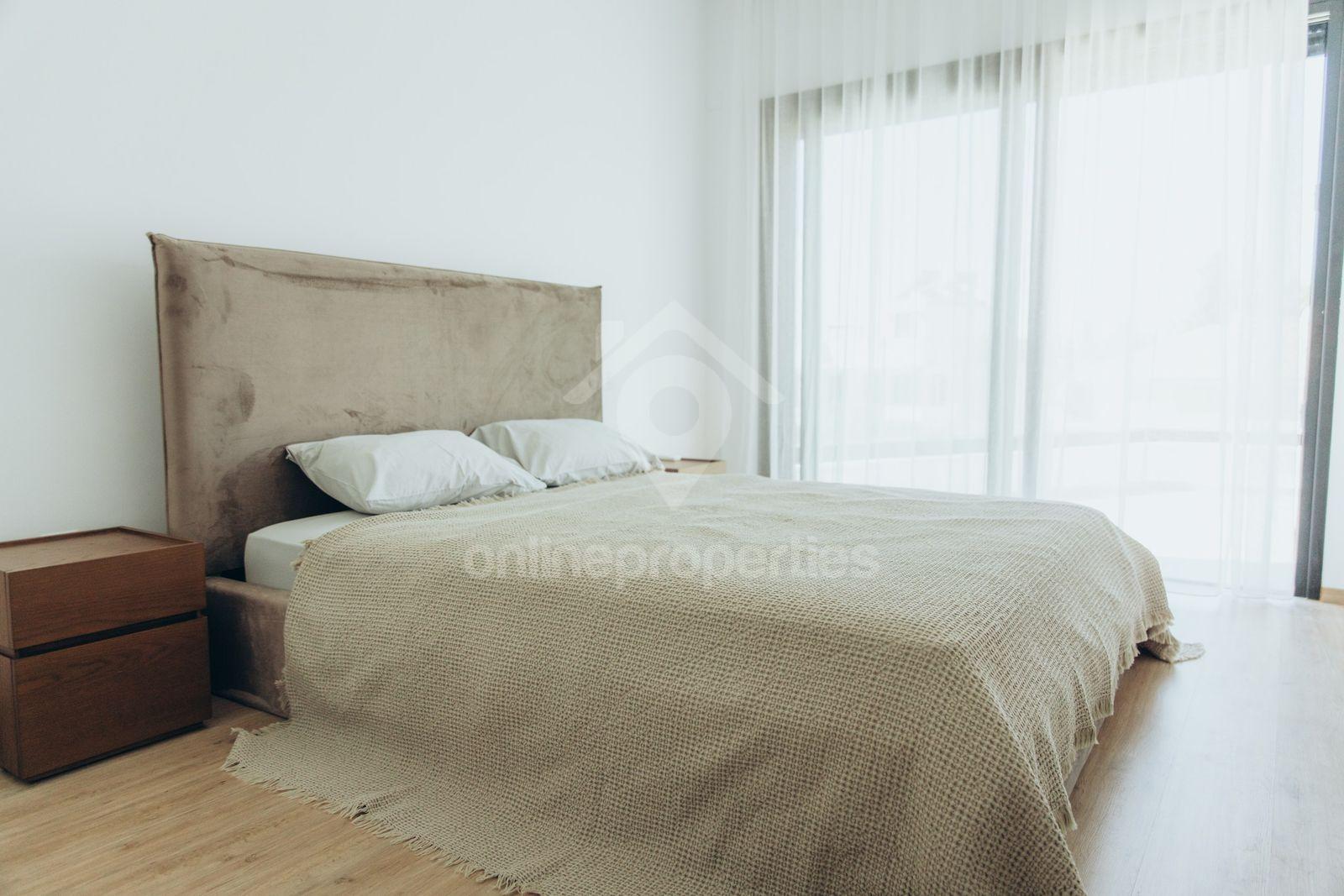 To change image, hover mouse over thumbnails below