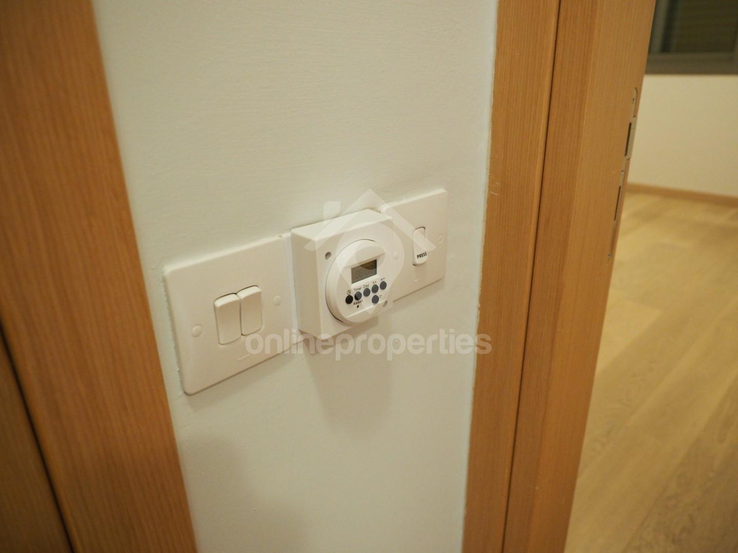 To change image, hover mouse over thumbnails below