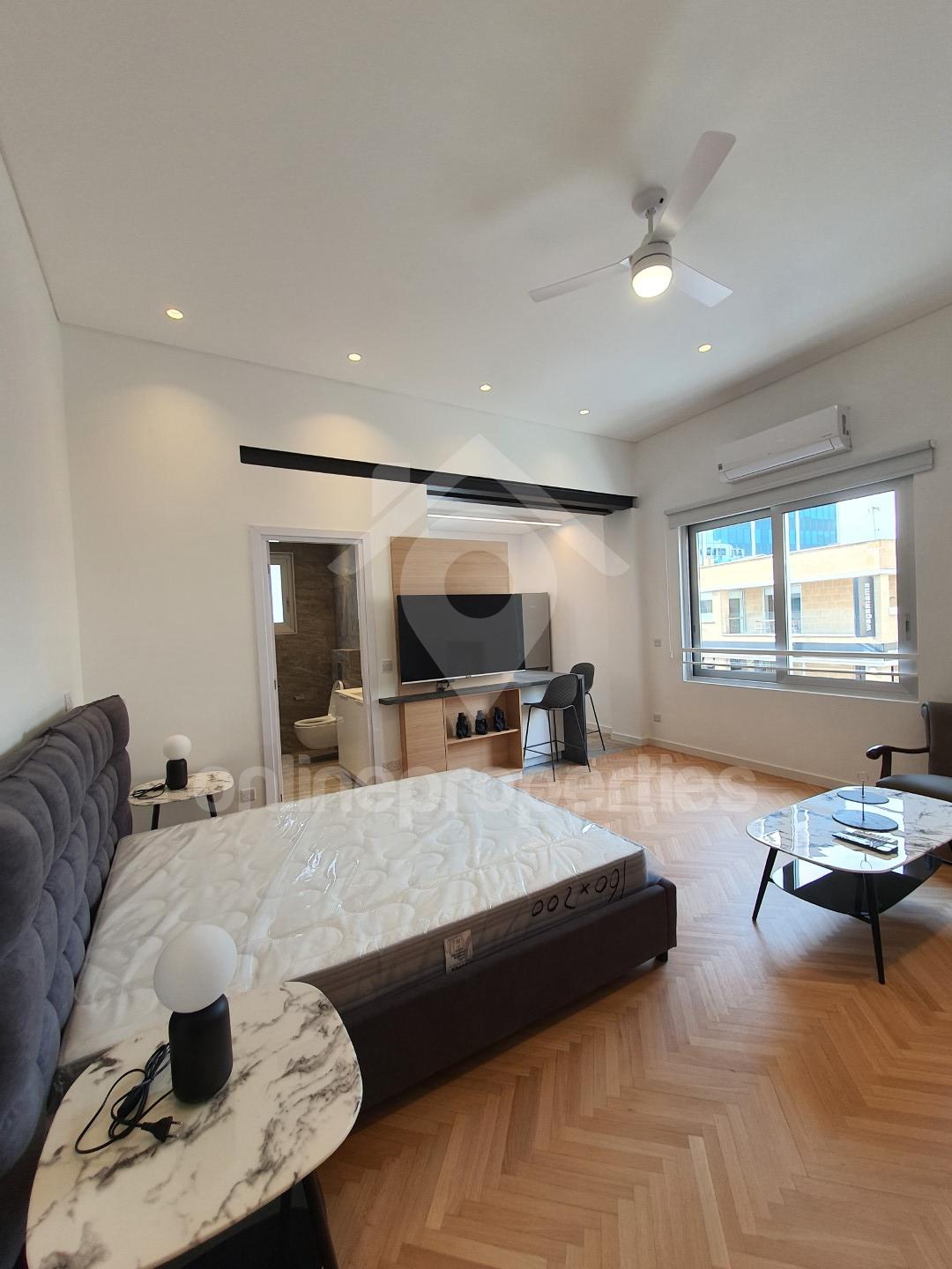 To change image, hover mouse over thumbnails below