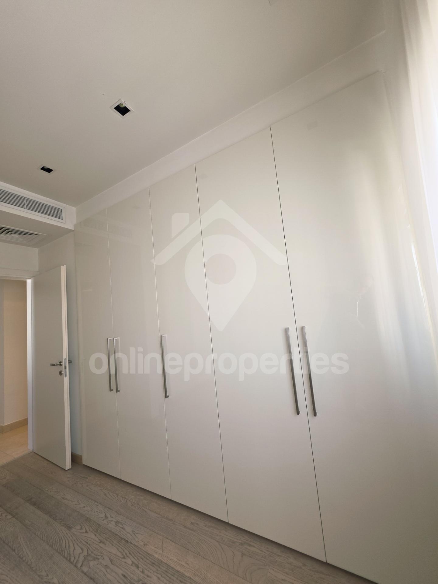 To change image, hover mouse over thumbnails below