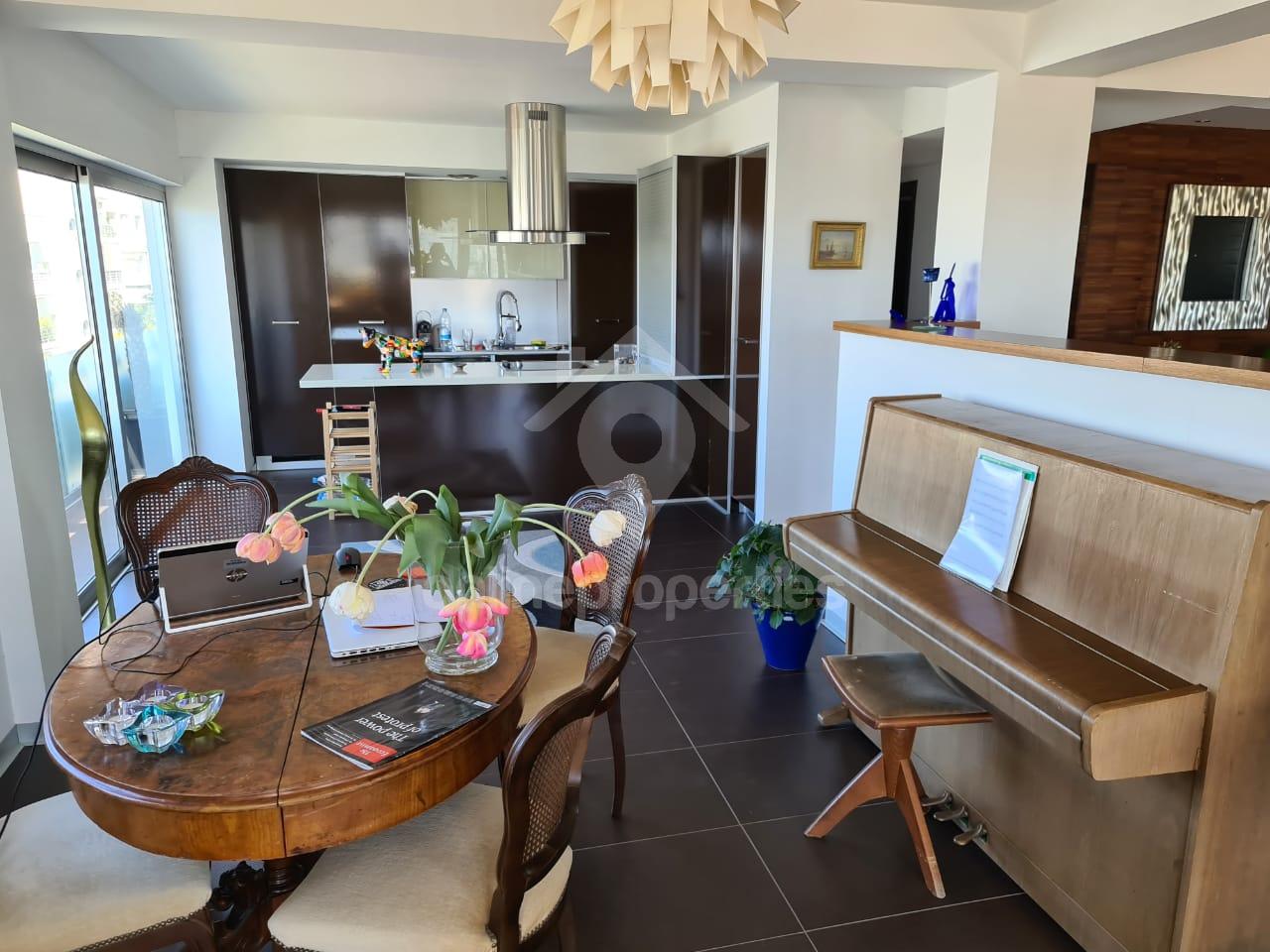 To change image, hover mouse over thumbnails below