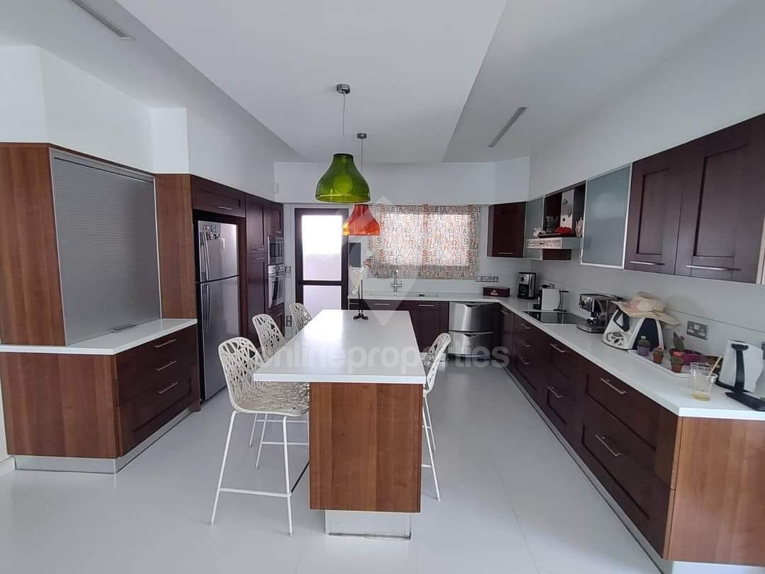 To change image, hover mouse over thumbnails below